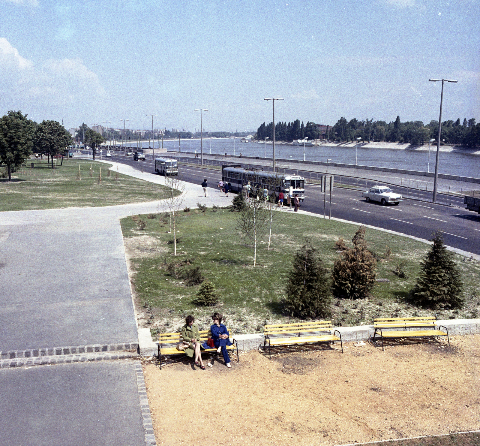 Hungary, Budapest II., kilátás a Margit híd budai hídfője felől az Árpád fejedelem útja és a Margit-sziget felé nézve. A felvétel a szentendrei HÉV Batthyány térre bevezető új szakaszának átadásakor készült az átépített hdfőről., 1973, FŐMTERV, Budapest, colorful, Fortepan #253357