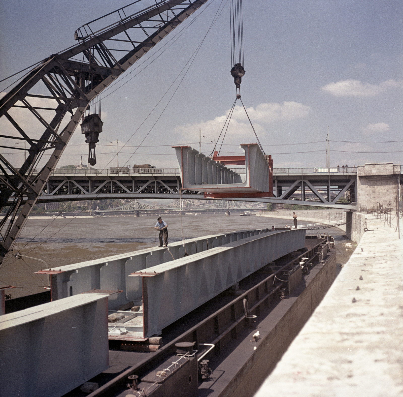 Hungary, Budapest IX., Duna-part, a Boráros térnél a József Attila úszódaru az épülő Meder utca - Népsziget közötti híd acél hídelemeit rakja uszályra., 1973, FŐMTERV, Budapest, Fortepan #253359