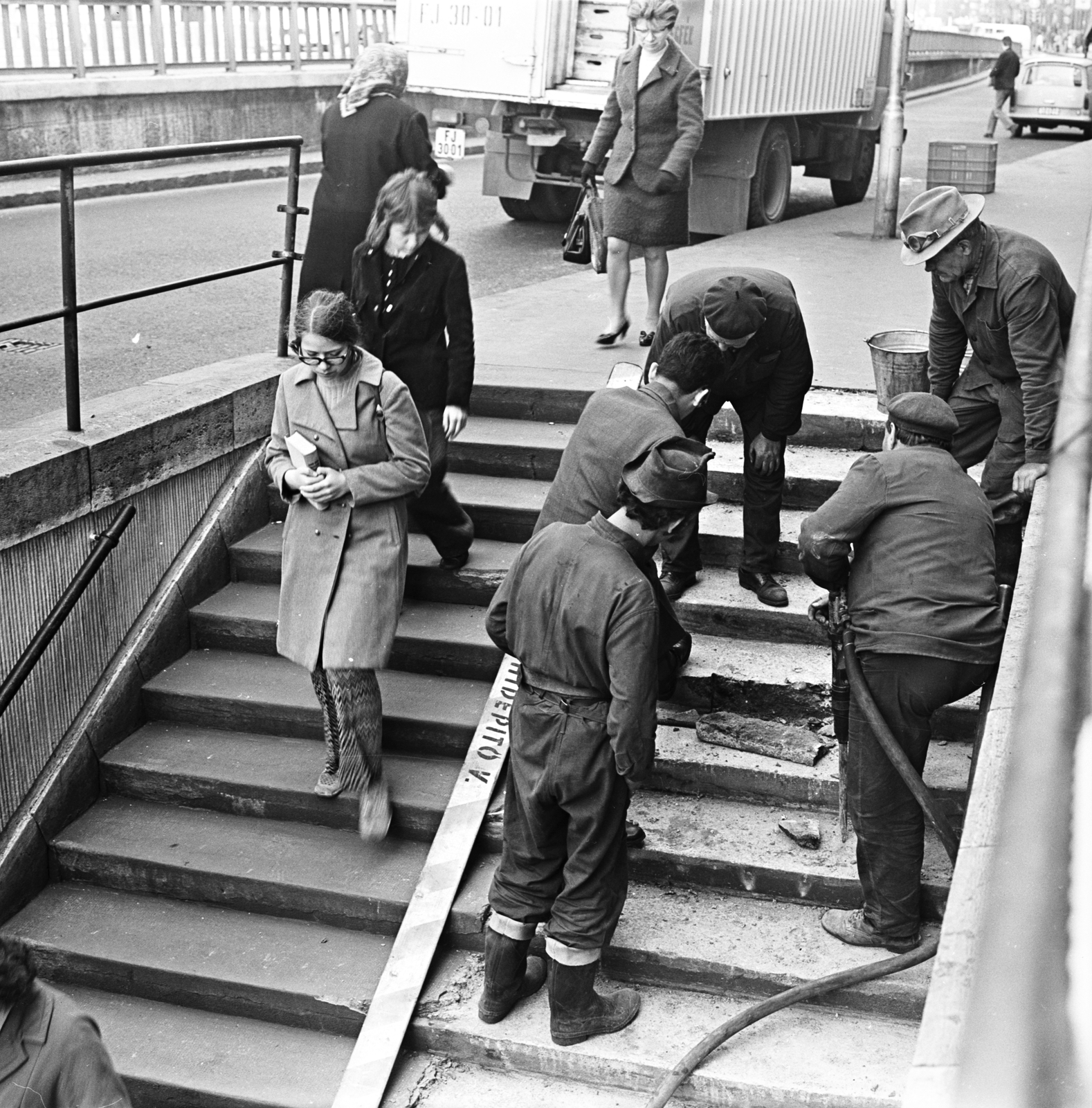 Hungary, Budapest V., a Boráros téri aluljáró Ferenc körútra vezető lépcsőjének javítása., 1973, FŐMTERV, Budapest, Fortepan #253366