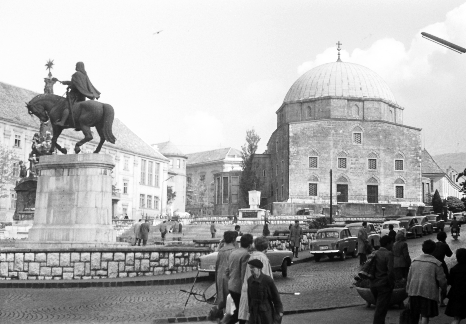 Hungary, Pécs, Széchenyi tér, Hunyadi János lovasszobra és a Dzsámi., 1962, Szánthó Zoltán, church, sculpture, automobile, M21 Wolga, mosque, number plate, horse sculpture, János Hunyadi-portrayal, Fortepan #25337