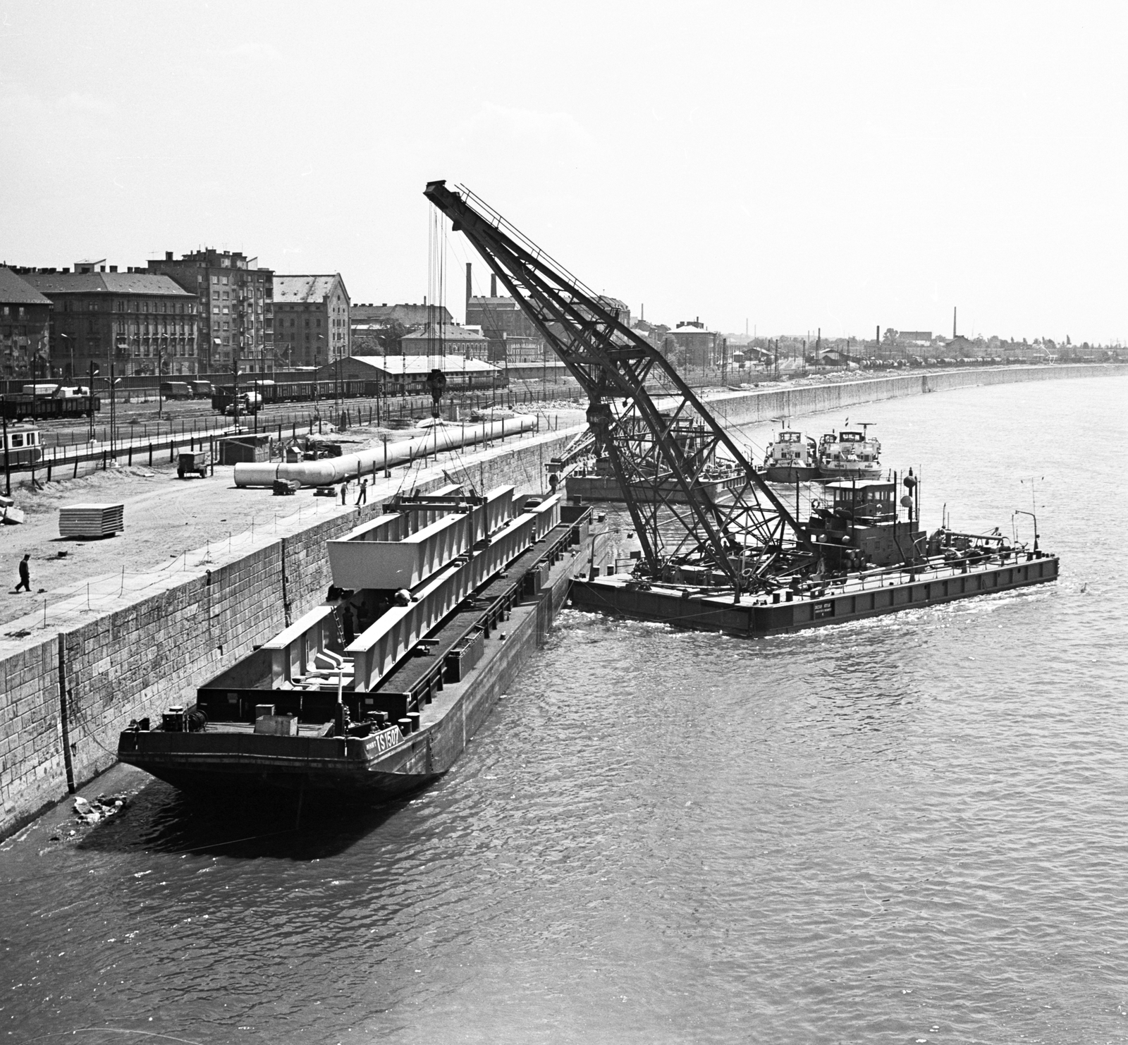 Hungary, Budapest IX., Duna-part a Boráros térnél, a József Attila úszódaru az épülő Meder utca - Népsziget közötti híd acél hídelemeit rakja uszályra., 1973, FŐMTERV, Budapest, Fortepan #253371