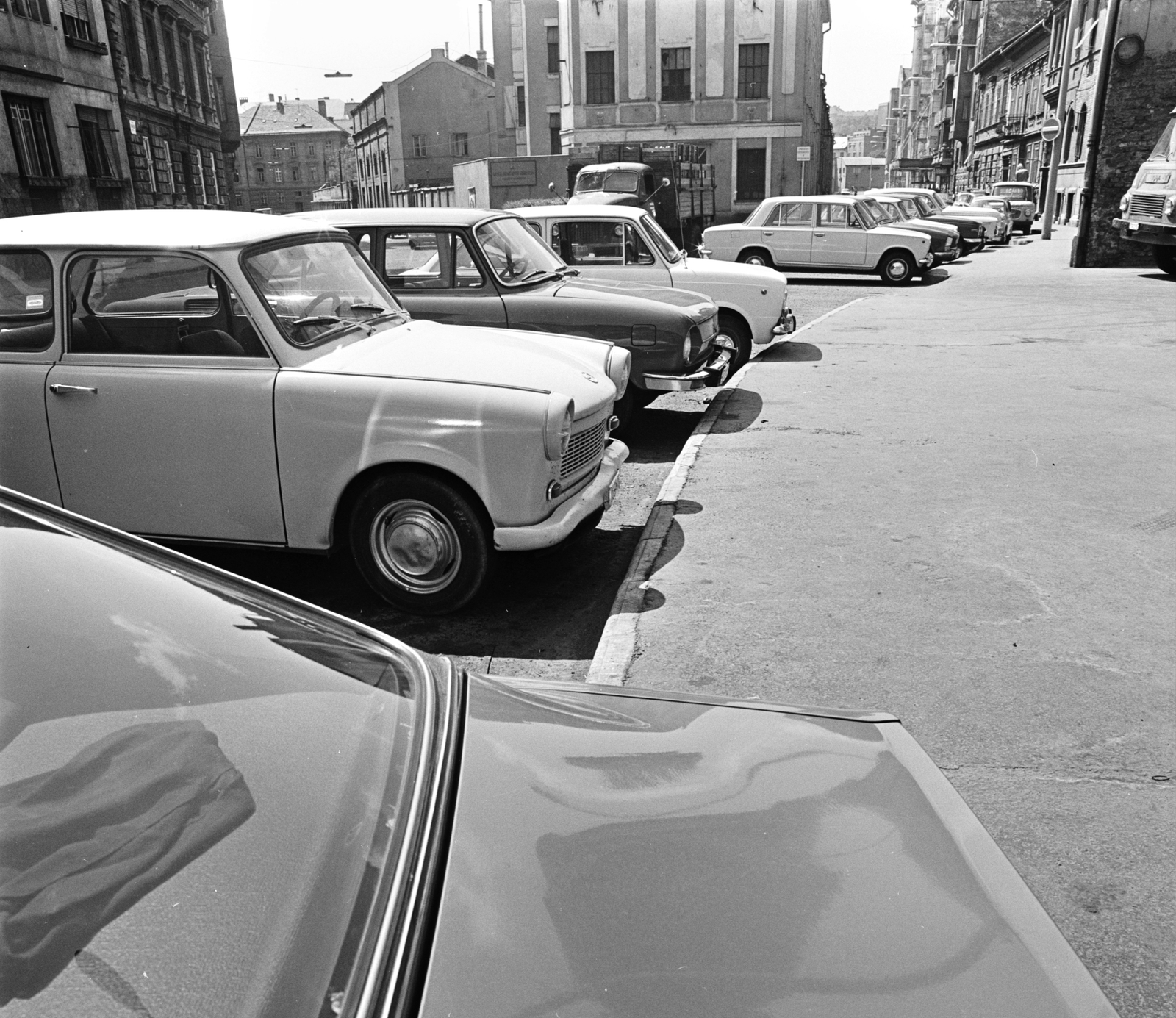 Hungary, Budapest II., Tölgyfa utca a Margit körút (Mártírok útja) közelében, balra a Henger utca., 1973, FŐMTERV, Budapest, car park, Fortepan #253375