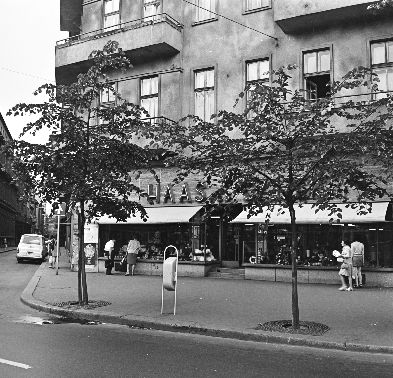 Hungary, Budapest VI., Bajcsy-Zsilinszky út 23., Haas & Czjzek porcelánüzlet, balra a Zichy Jenő utca., 1973, FŐMTERV, Budapest, Fortepan #253378