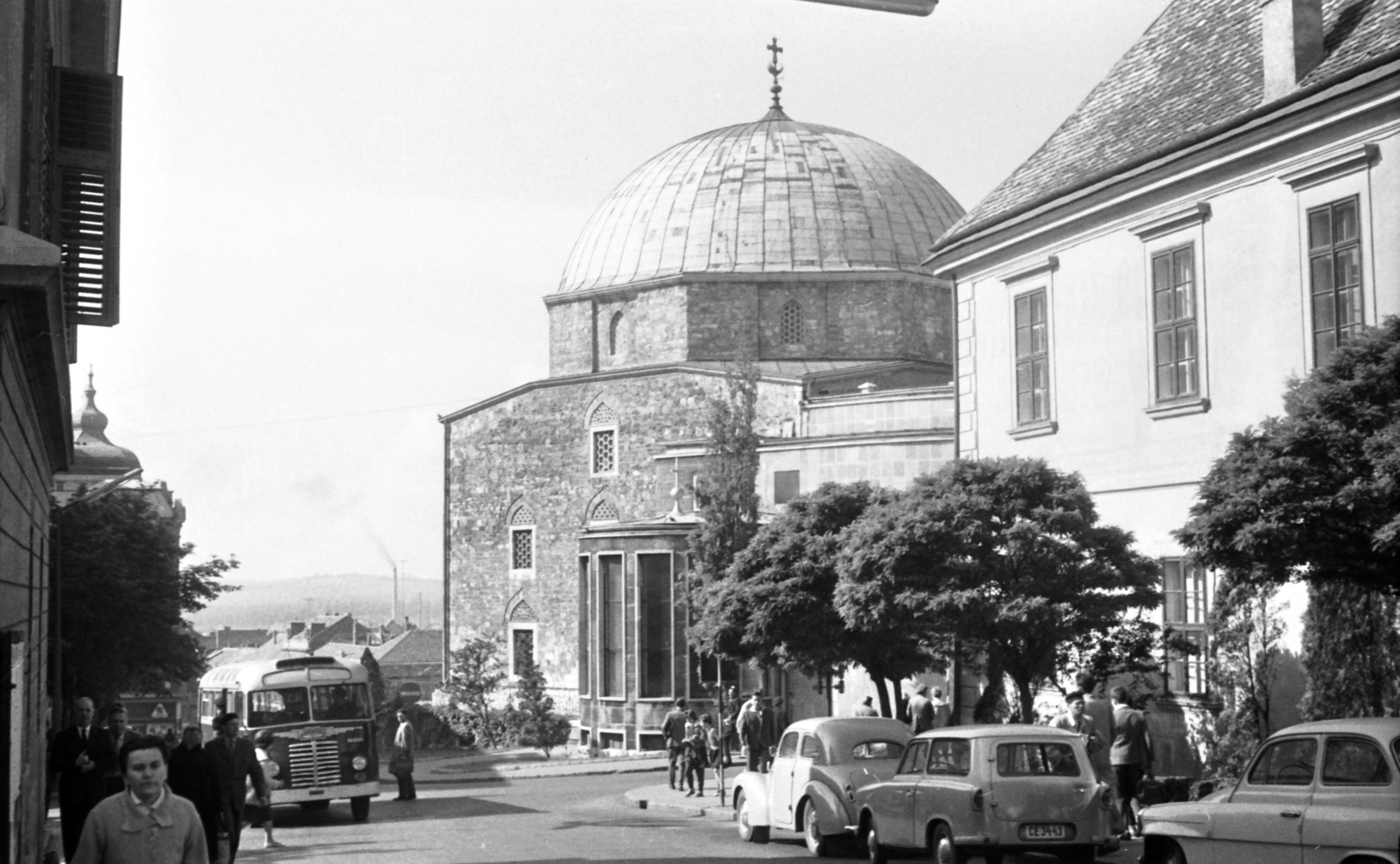 Hungary, Pécs, Hunyadi János utca, szemben a Dzsámi., 1962, Szánthó Zoltán, church, bus, Hungarian brand, Ikarus-brand, automobile, mosque, number plate, Fortepan #25338