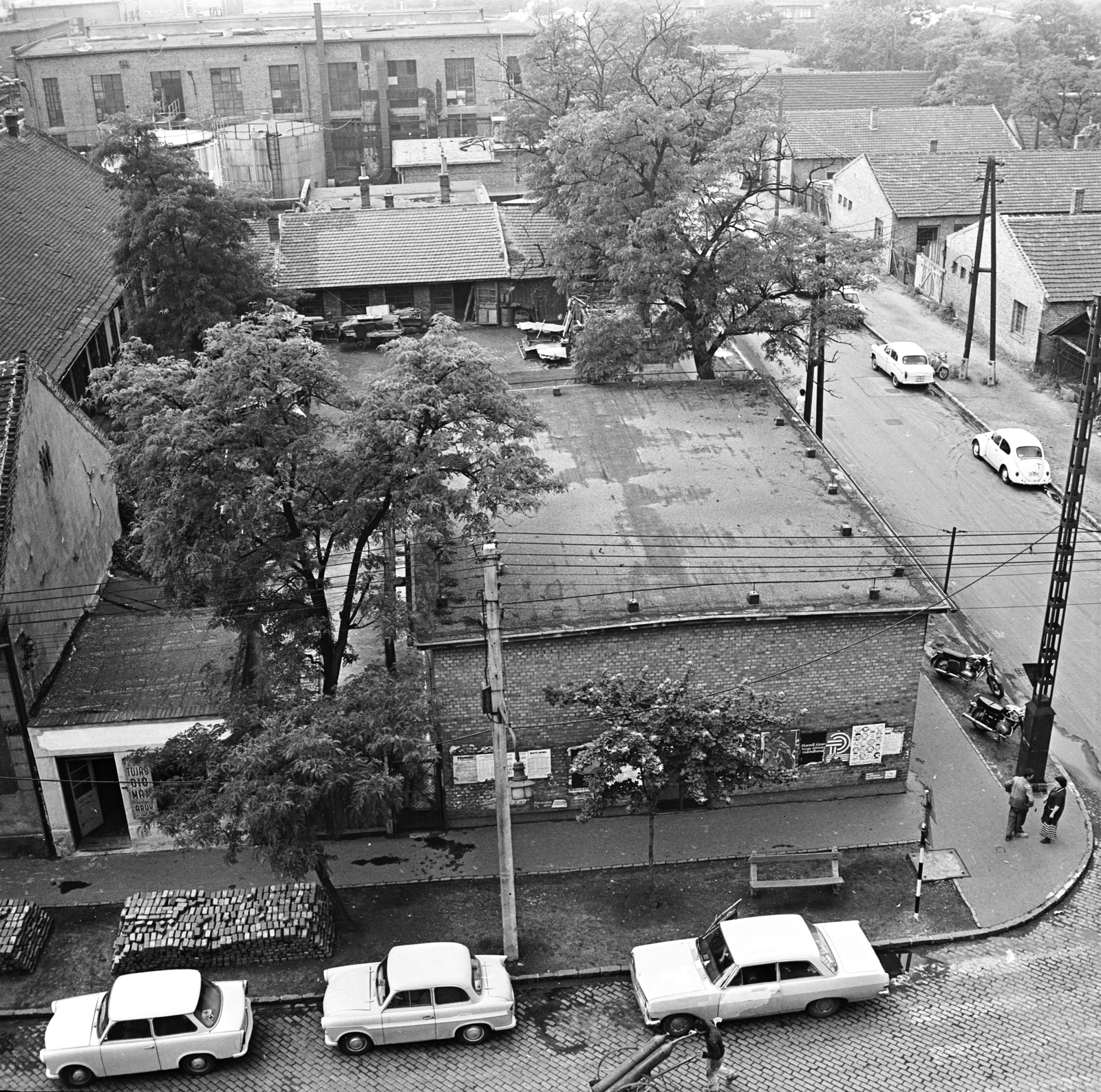 Hungary, Budapest X., Gyömrői út, jobbra a Szlávy utca Vaspálya utca felé vezető, mára nem átjárható szakasza. Itt ma Richter Gedeon Vegyészeti Gyár II. portája található, 1973, FŐMTERV, Budapest, Fortepan #253381