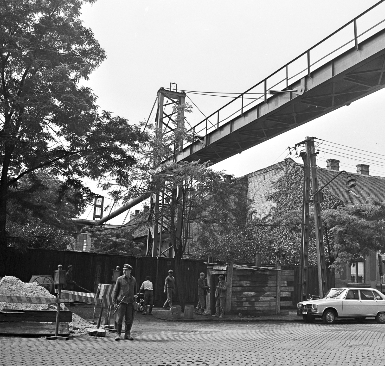 Magyarország, Budapest X., Gyömrői út, a Kőbányai Gyógyszerárugyár (korábban és ma Richter Gedeon Vegyészeti Gyár) közművezeték-tartó hídja., 1973, FŐMTERV, Domonkos Endre, Budapest, Renault 16, Renault-márka, Fortepan #253385