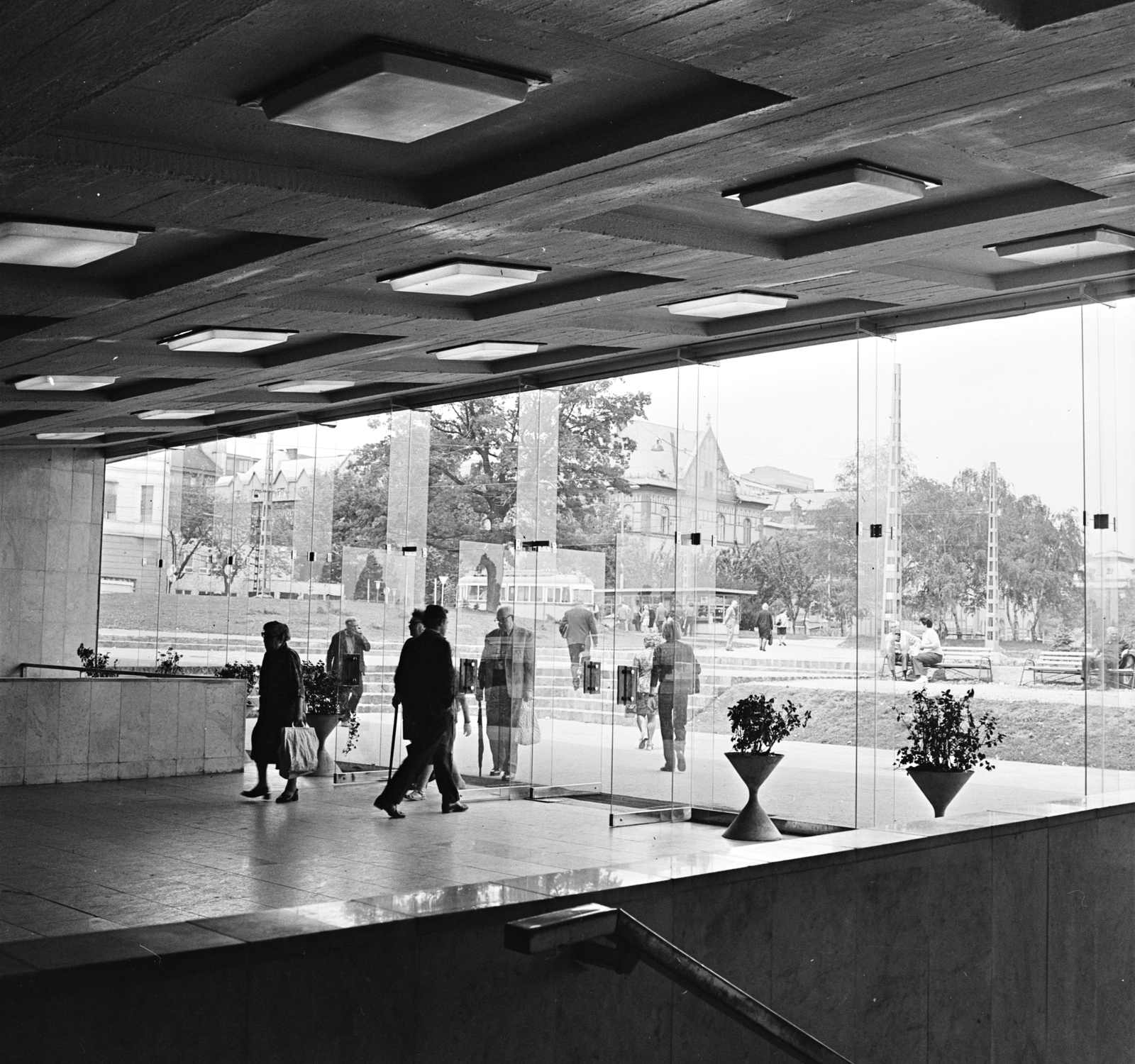 Hungary, Budapest II., a Batthyány térre bevezetett szentendrei HÉV Margit híd, budai hídfő megállóhelyének utascsarnoka az átadásakor., 1973, FŐMTERV, Budapest, Fortepan #253386