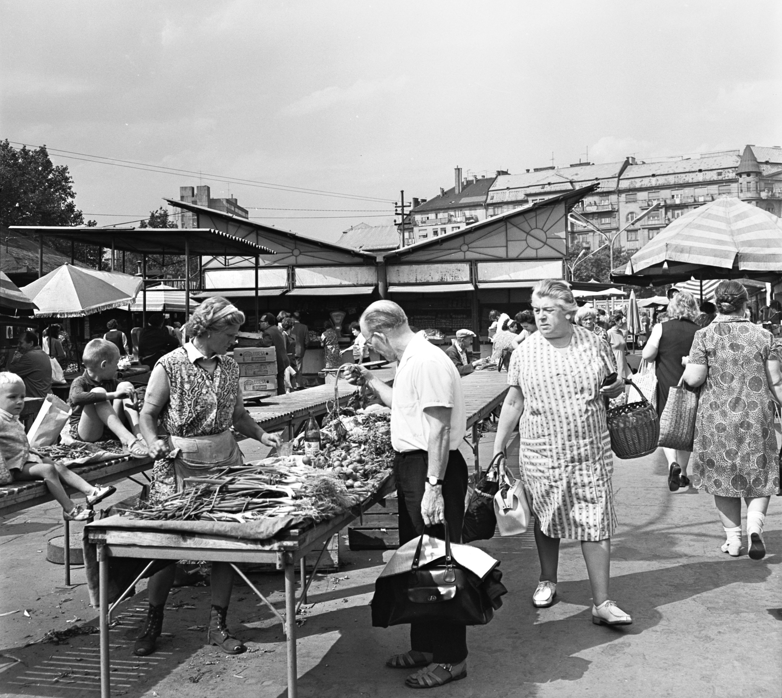 Hungary, Budapest XIII., Lehel (Élmunkás) téri piac, háttérben a Bulcsú utca házsora., 1973, FŐMTERV, market, Budapest, Best of, Fortepan #253390