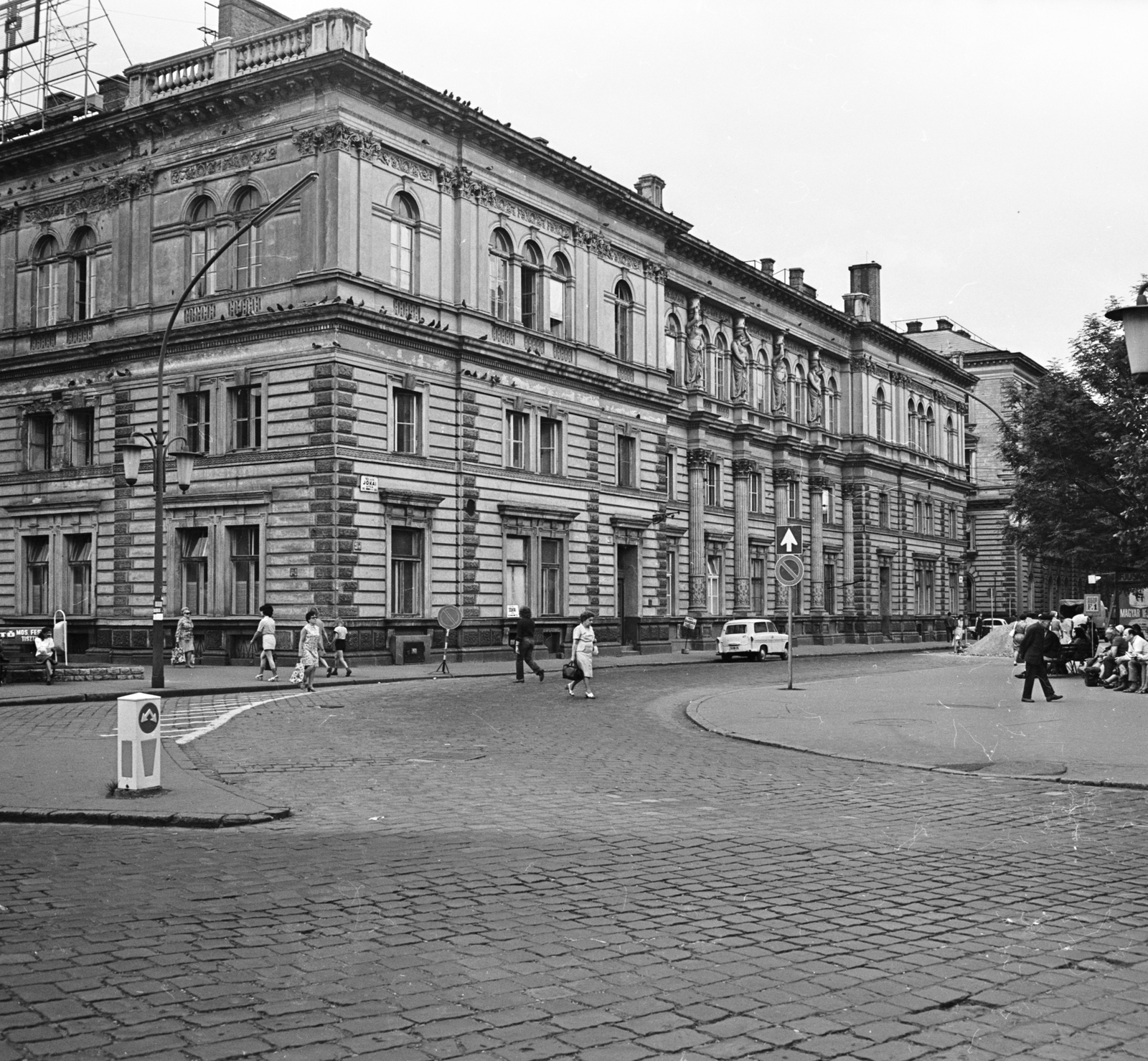 Magyarország, Budapest VI., Nyugati (Marx) tér, szemben az egykori indóházból kialakított MÁV BVKH / Bevételellenőrzési, Visszatérítési és Kártérítési Hivatal, jobbra a Jókai utca., 1973, FŐMTERV, Domonkos Endre, Budapest, Fortepan #253394