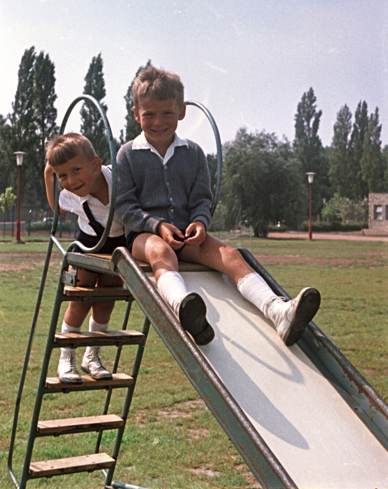 Hungary, Balatonszéplak, Nehézipari Minisztérium Üdülője., 1966, Szánthó Zoltán, playground, colorful, playground slide, kids, boys, double portrait, Fortepan #25340