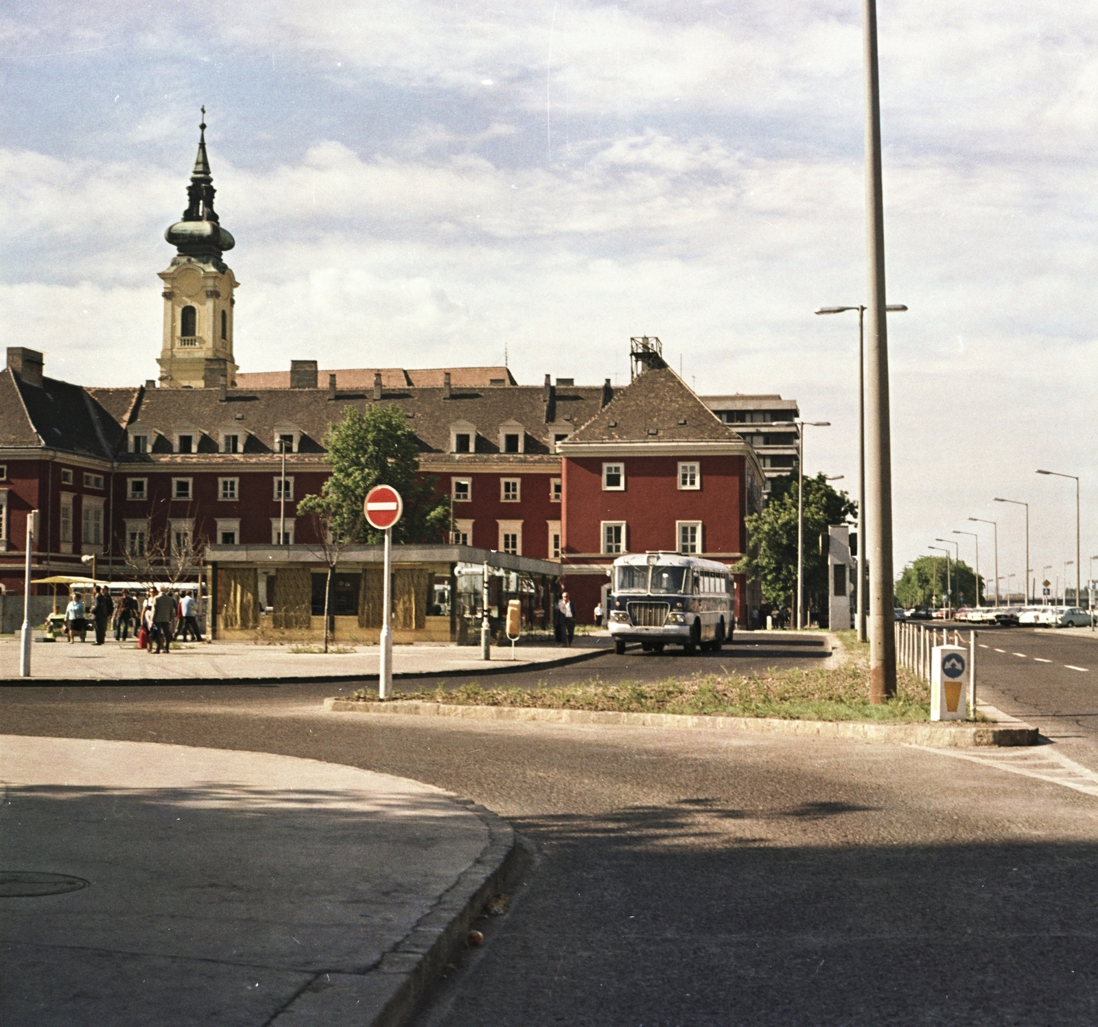Hungary, Budapest I., Batthyány tér, szemben a metró utascsarnoka és a Szent Ferenc sebei templom és az egykori ferences kolostor., 1973, FŐMTERV, Budapest, colorful, bus, Ikarus 620, Fortepan #253400