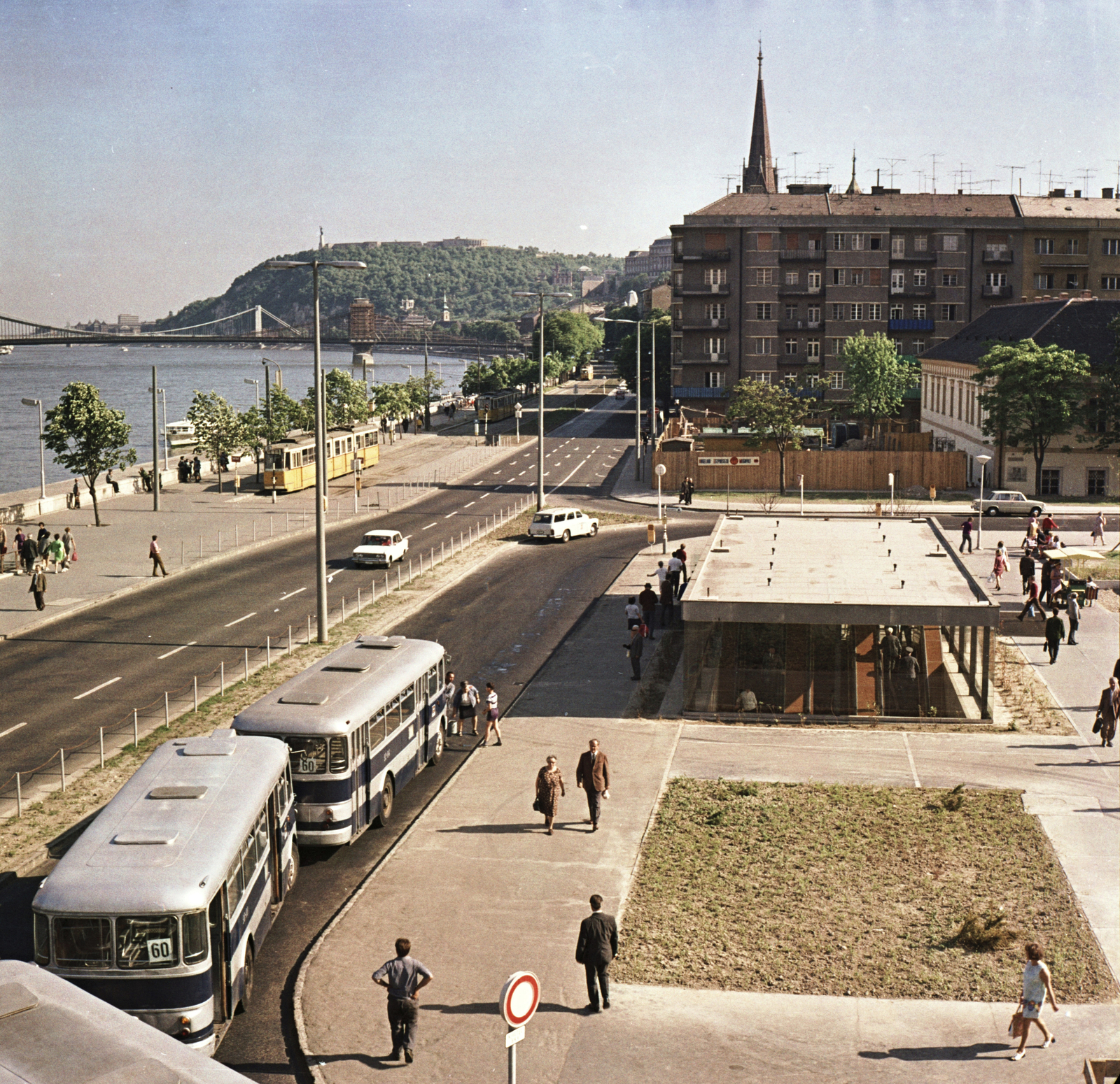 Hungary, Budapest I., Batthyány tér, előtérben a metróállomás csarnoka, középen szemben a Bem rakpart., 1973, FŐMTERV, Budapest, tram, colorful, bird's eye view, bus, Ikarus 620, Fortepan #253401