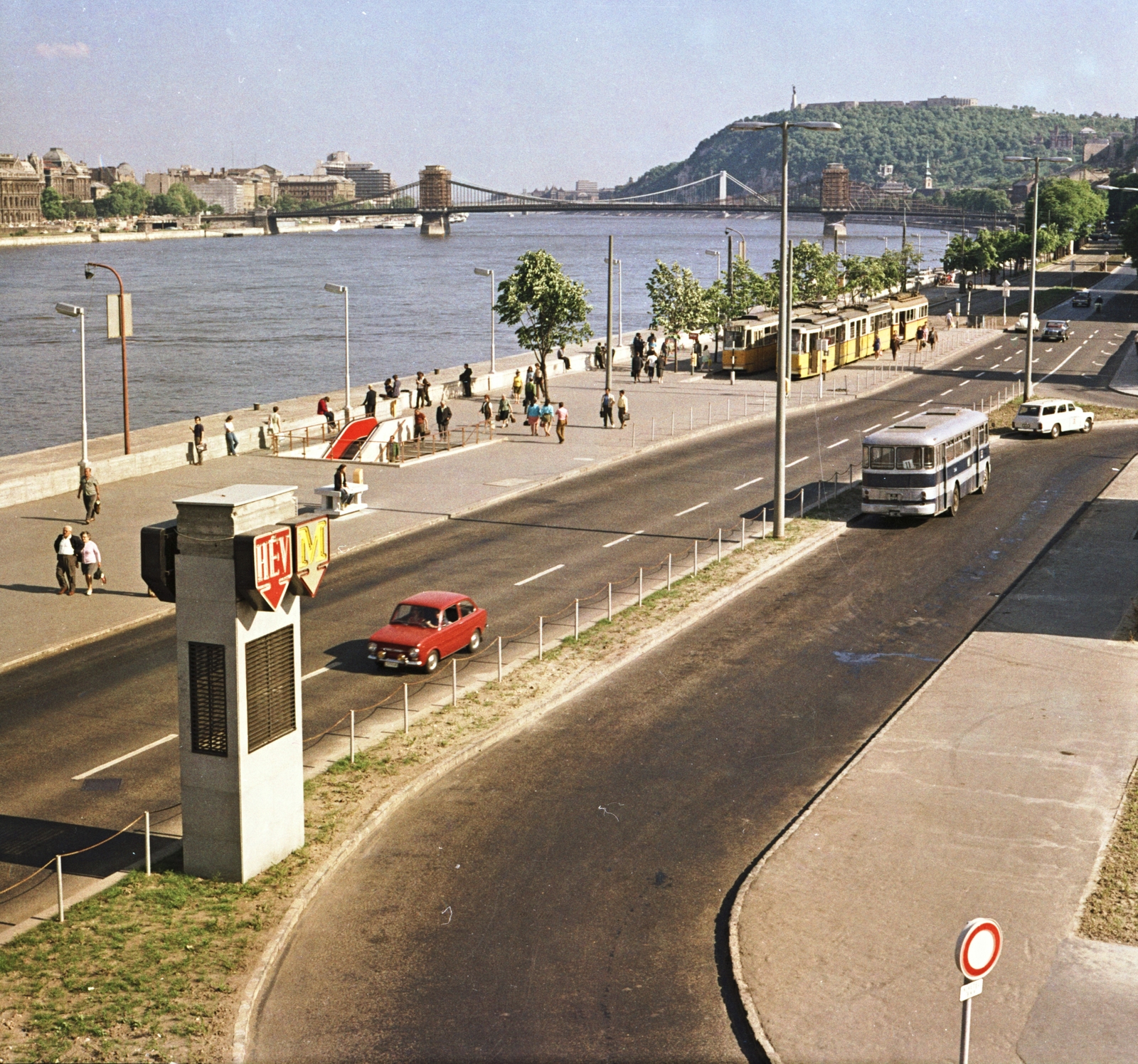 Hungary, Budapest I., Batthyány tér, háttérben a Széchenyi Lánchíd és a Gellért-hegy., 1973, FŐMTERV, Budapest, Ikarus 620, Fortepan #253403