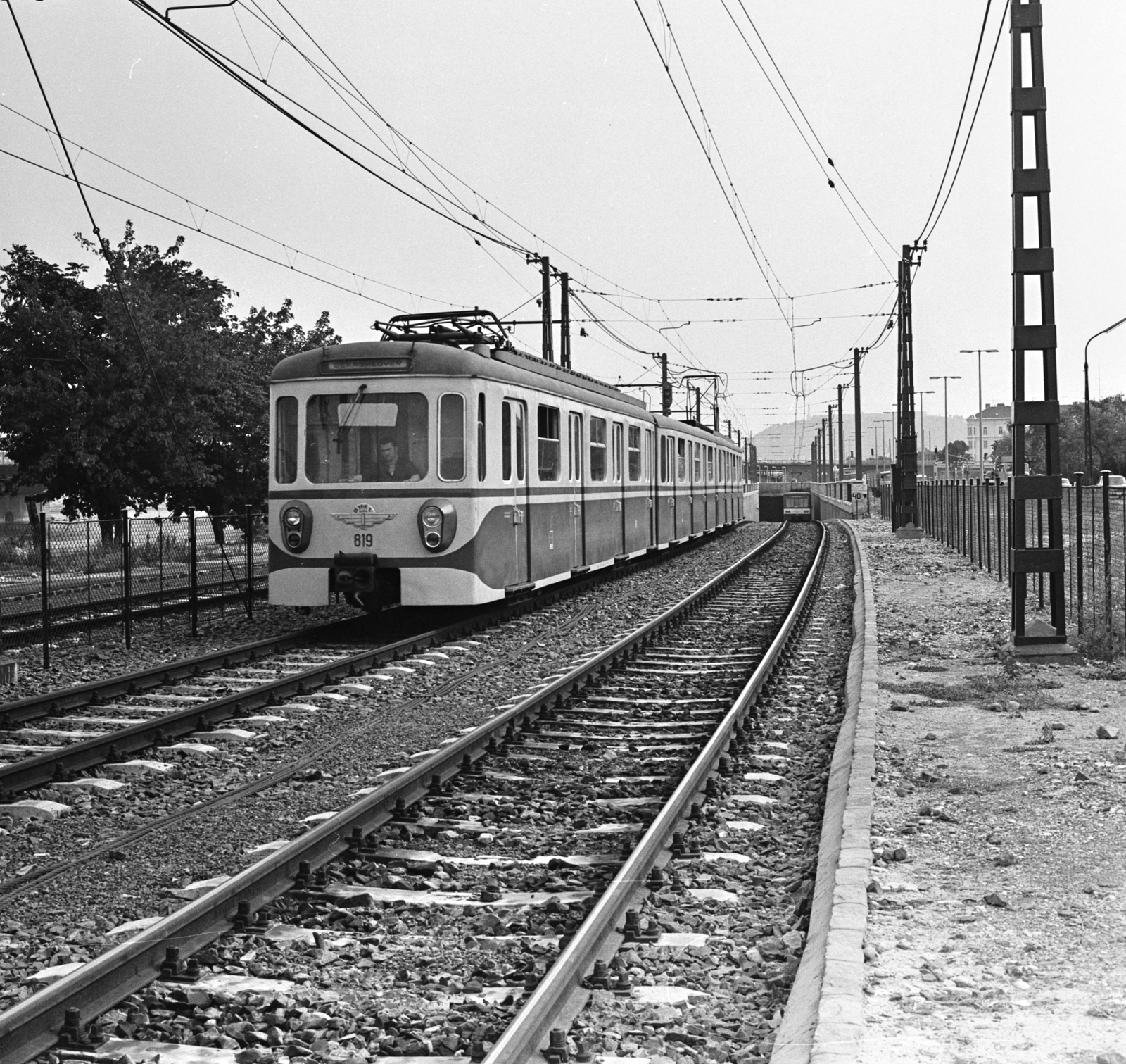 Hungary, Budapest II., a szentendrei HÉV vonala az Árpád fejedelem útja mellett, távolabb a Margit híd budai hídfője alatt a Batthyány térre vezető alagút bejárata., 1973, FŐMTERV, Budapest, Fortepan #253406