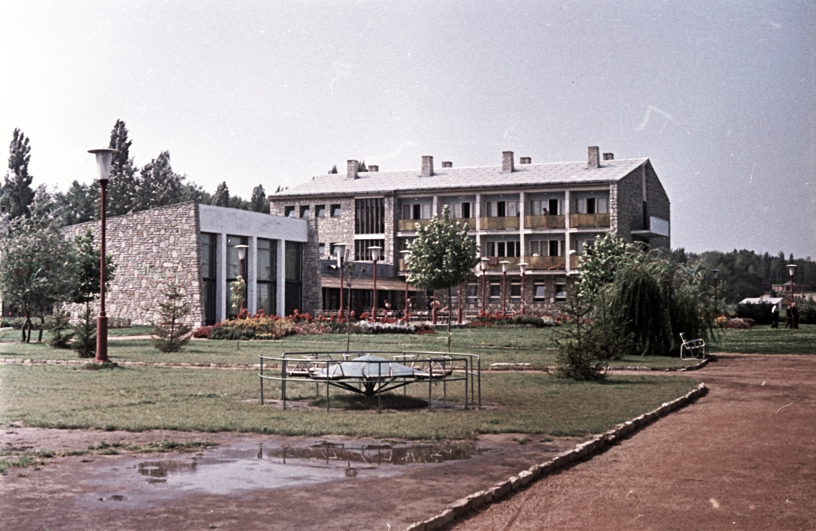 Hungary, Balatonszéplak,Siófok, Nehézipari Minisztérium Üdülője., 1966, Szánthó Zoltán, playground, colorful, lamp post, Fortepan #25341