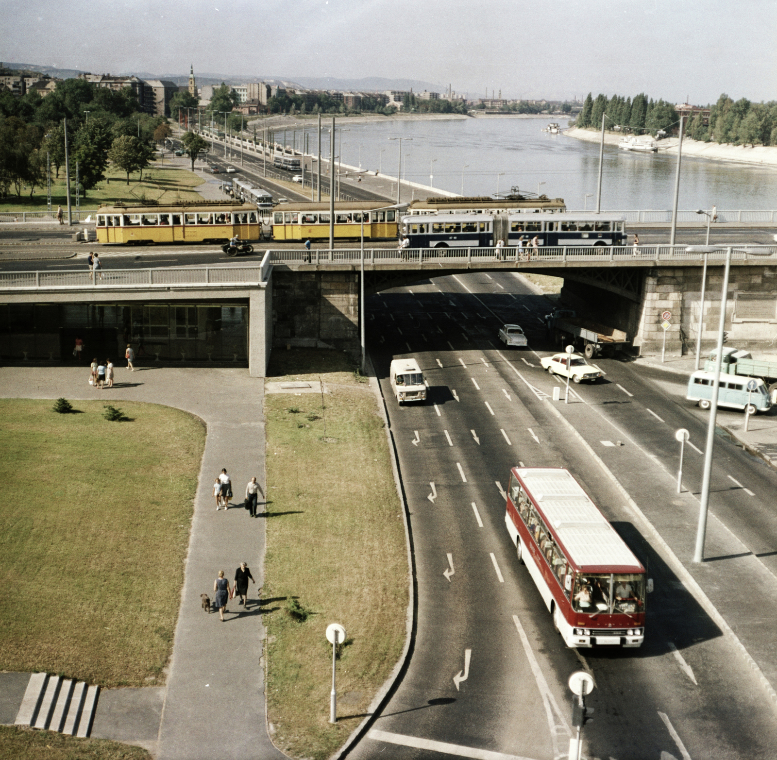 Hungary, Budapest II., kilátás a Bem rakpart 54-55. számú házból a Margit híd budai hídfője és az Árpád fejedelem útja felé., 1973, FŐMTERV, Budapest, Fortepan #253413