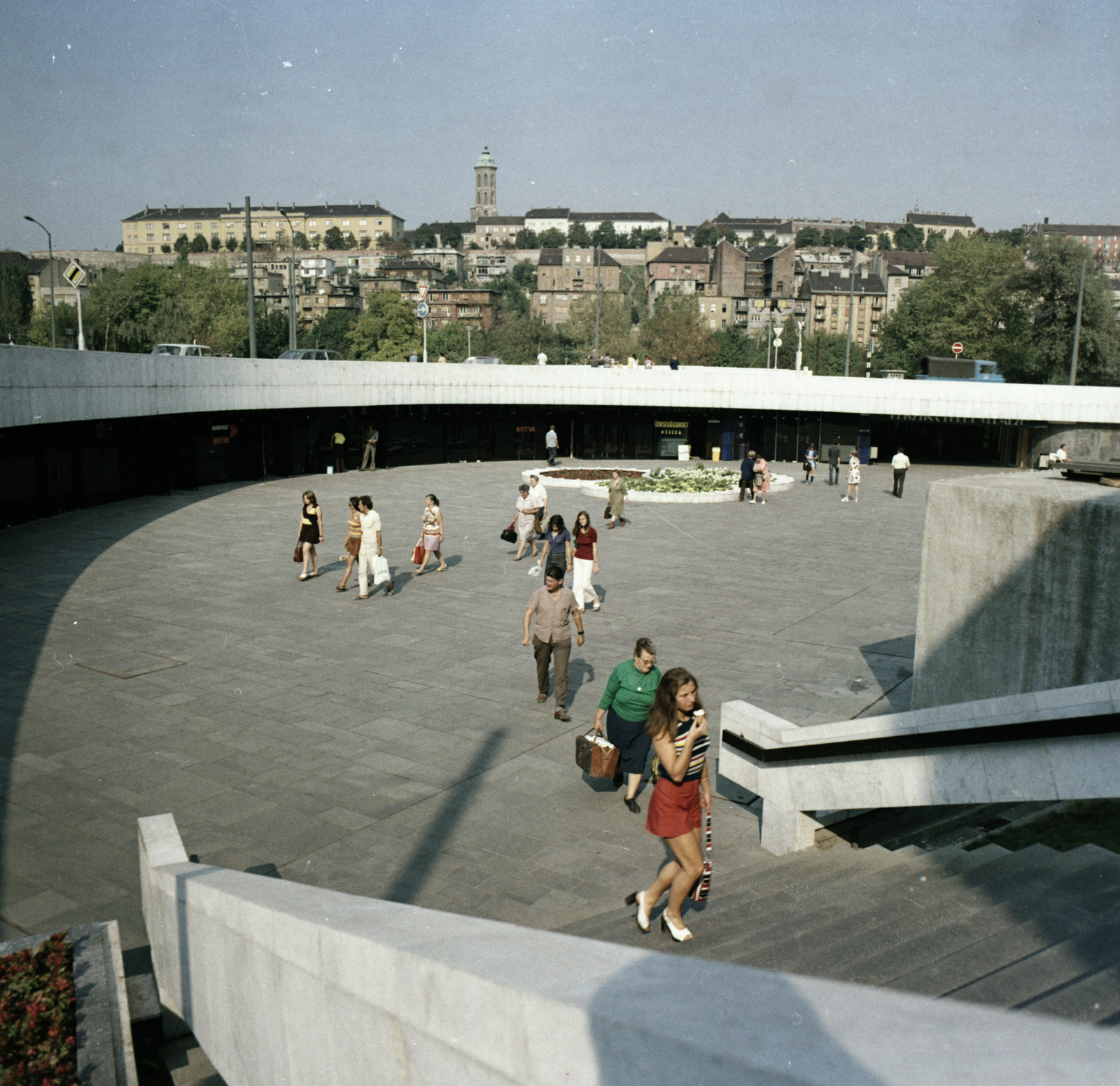 Hungary, Budapest I., a Déli pályaudvar előtti aluljáró. Háttérben fent a budai Várban a Hadtörténeti Múzeum és a Mária Magdolna-templom tornya látszik., 1973, FŐMTERV, Budapest, Fortepan #253414