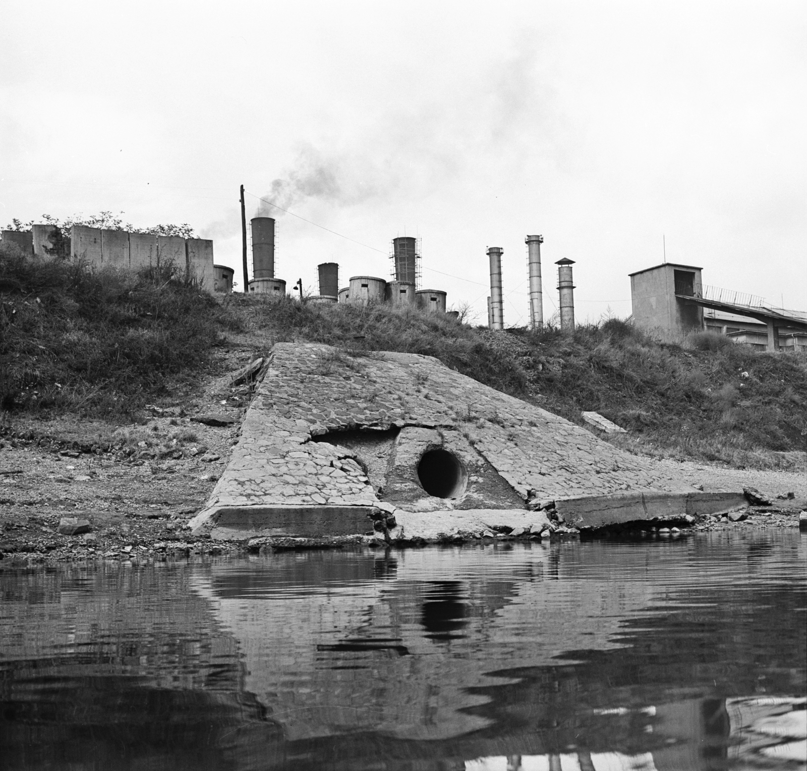 Hungary, Budapest XI., Duna-part, esővízgyűjtő kifolyója a Lágymányosi öbölnél, háttérben a Kelenföldi Erőmű., 1973, FŐMTERV, Budapest, Fortepan #253417