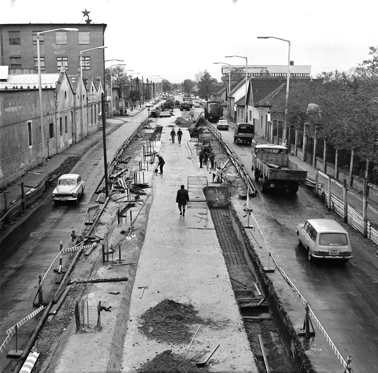 Hungary, Budapest XXIII., Grassalkovich út (Marx Károly utca), az Ócsai úti felüljáró építkezése. Balra a Hazai Pamutszövő Soroksári Gyára. Jobbra a háttérben az Építőipari Gépesítő Vállalat irodaháza., 1973, FŐMTERV, Budapest, Fortepan #253420