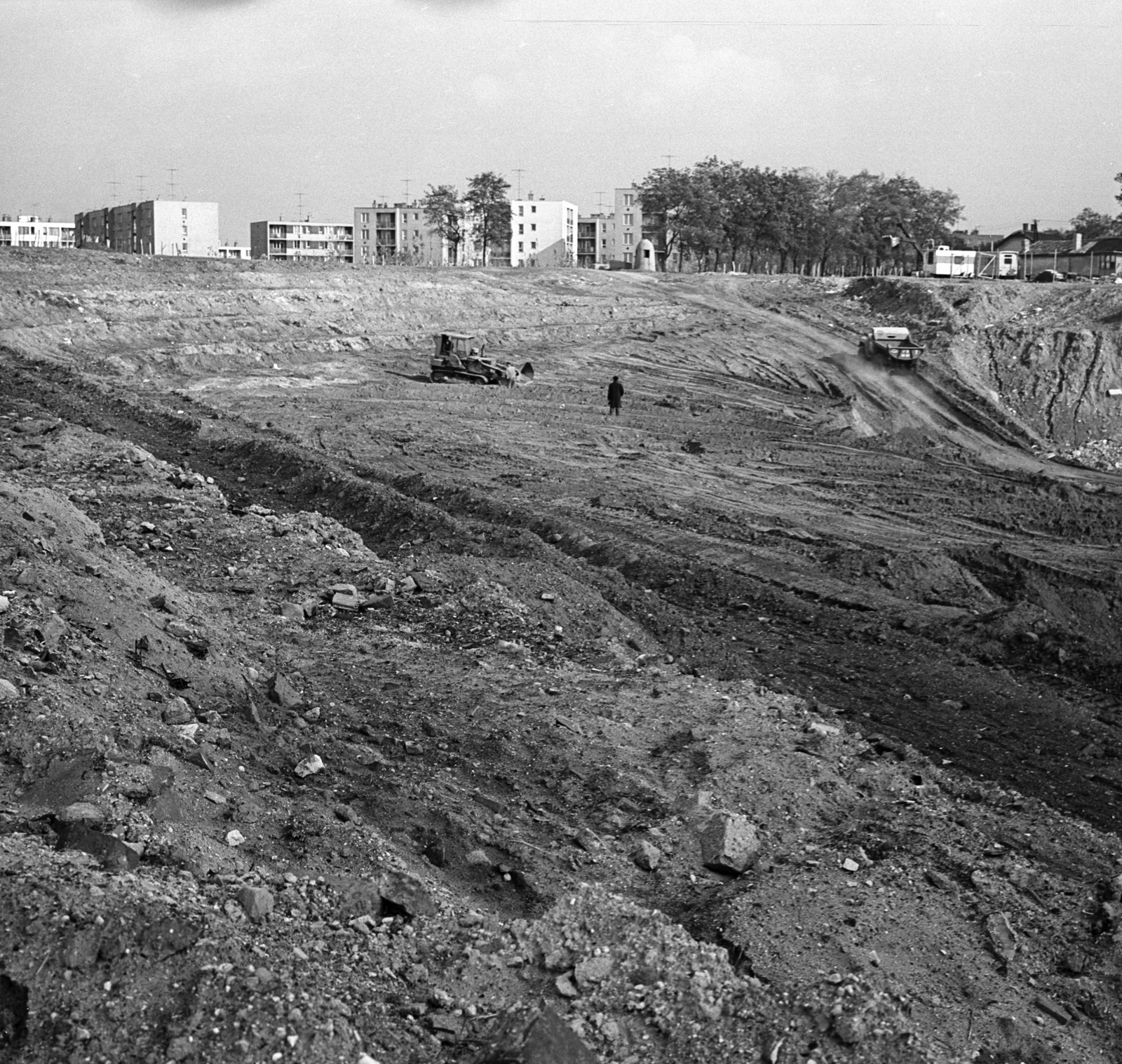 Hungary, Budapest X., Óhegy utca - Kőér utca - Dér utca - Szlávy utca határolta terület, ma az Óhegy park található itt. Bányagödör feltöltése kommunális hulladékkal. Háttérben a Dér utca és a Szlávy utca melletti házak látszanak., 1973, FŐMTERV, Budapest, Fortepan #253423