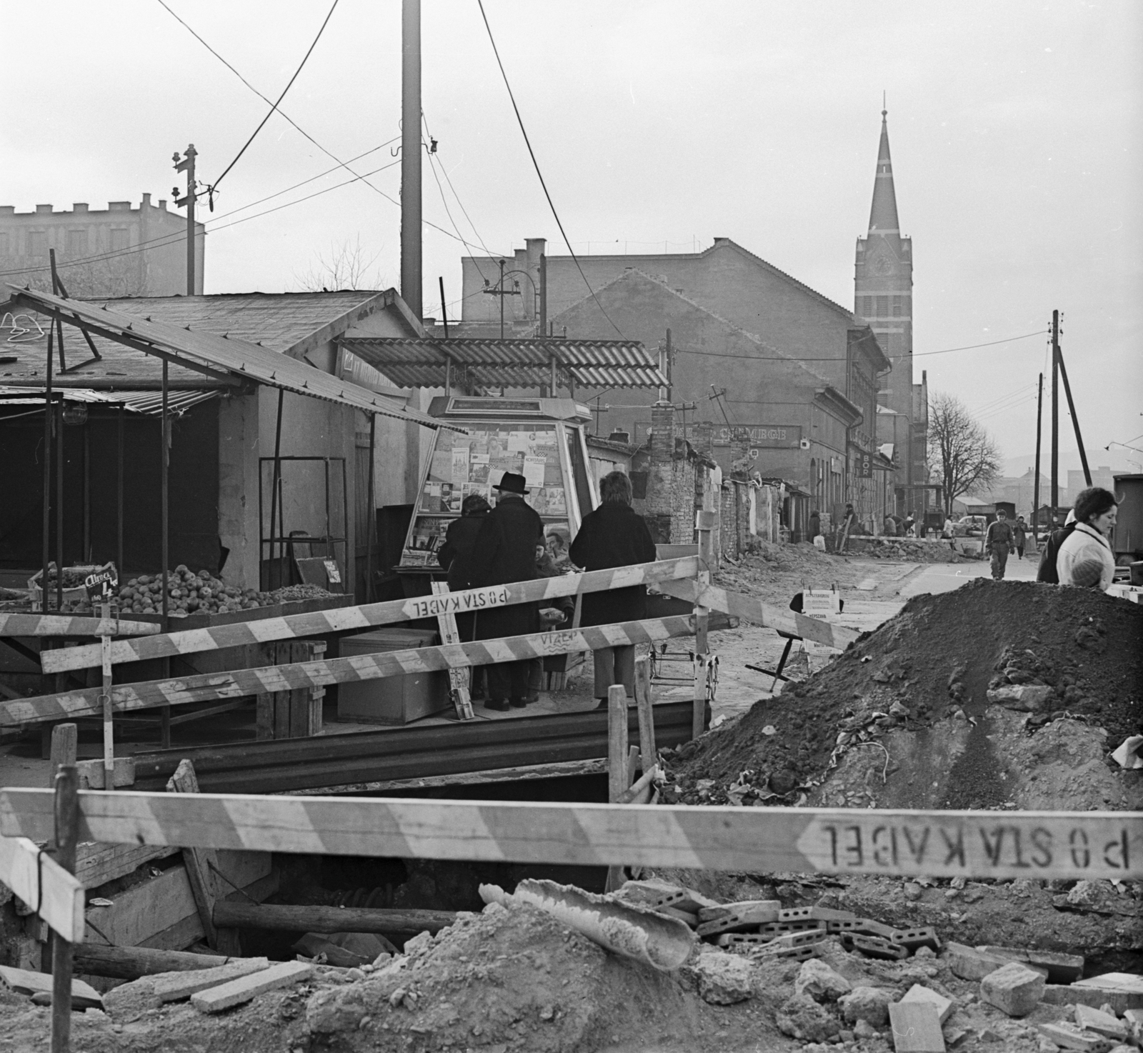 Hungary, Budapest VIII., piac a Kerepesi út - Hungária körút kereszteződésnél. Háttérben a Szörény utca - Százados út sarkán álló Szász Ferenc Kereskedelmi Szakközépiskola udvar felőli részlete. Jobbra a Lisieux-i Szent Teréz-templom (Törökőri templom)., 1973, FŐMTERV, Budapest, Fortepan #253437