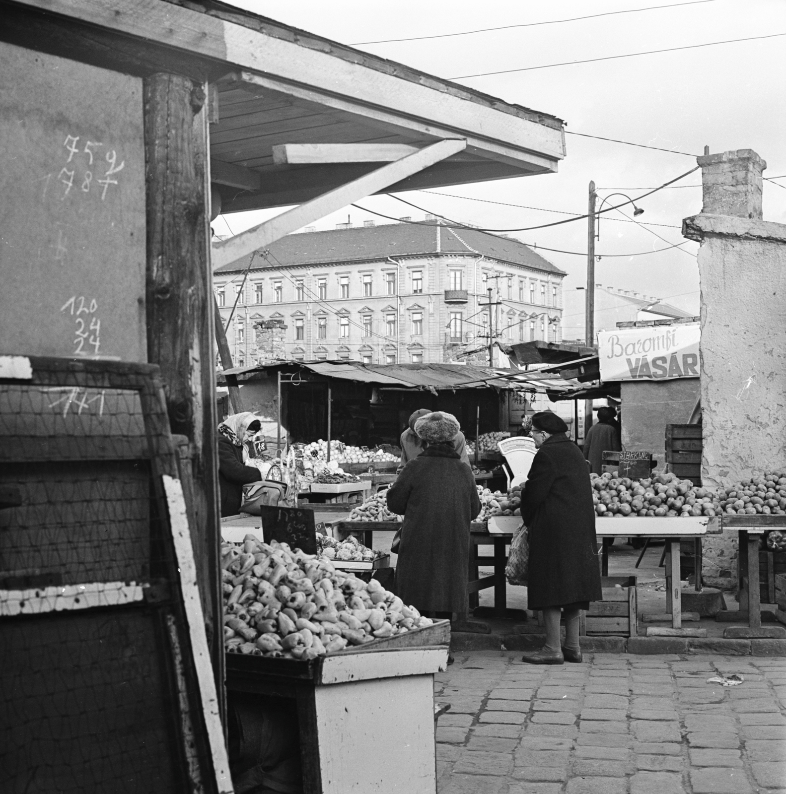 Hungary, Budapest VIII., piac, háttérben a Hungária körút 15. számú ház a Kerepesi út sarkán., 1973, FŐMTERV, Budapest, Fortepan #253444