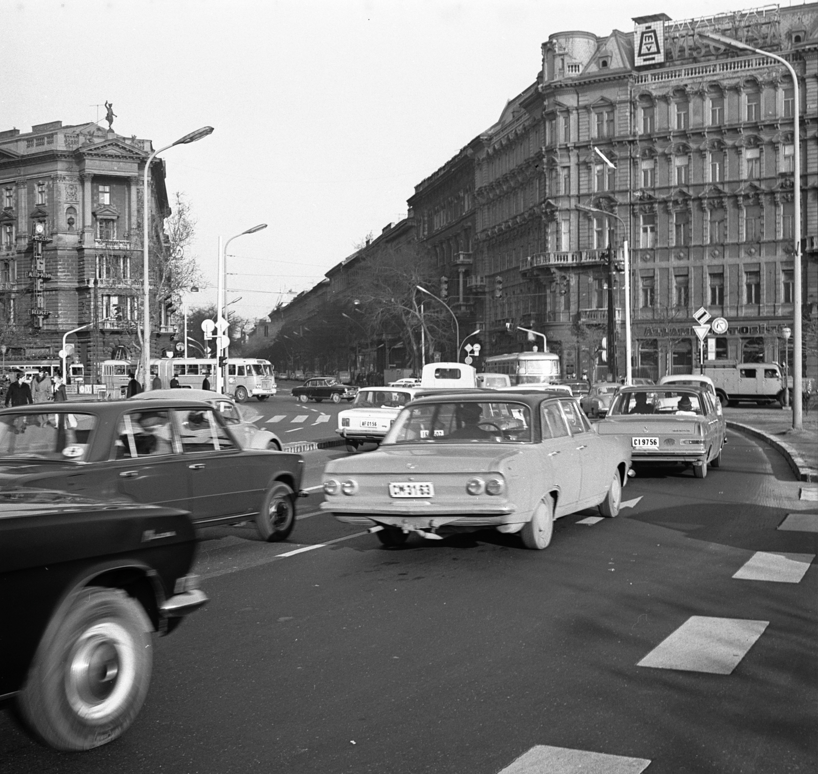 Hungary, Budapest V.,Budapest VI., József Attila utca az Erzsébet (Engels) térnél, szemben a Bajcsy-Zsilinszky út – Andrássy út (Népköztársaság útja) kereszteződése., 1973, FŐMTERV, number plate, traffic, fire truck, Budapest, Ikarus 620, Opel-brand, Fortepan #253452