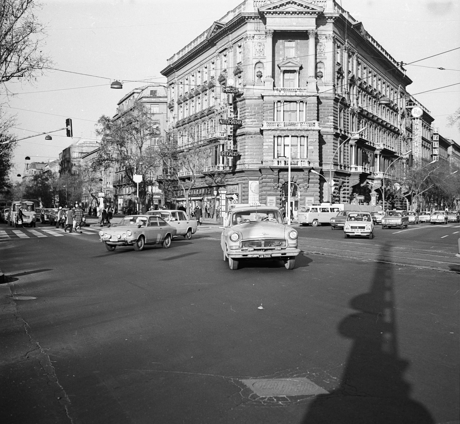 Hungary, Budapest VI., Bajcsy-Zsilinszky út - Andrássy út (Népköztársaság útja) kereszteződés, szemben a Foncière-palota., 1973, FŐMTERV, number plate, traffic, shadow, Budapest, Ford-brand, M21 Wolga, Fortepan #253453