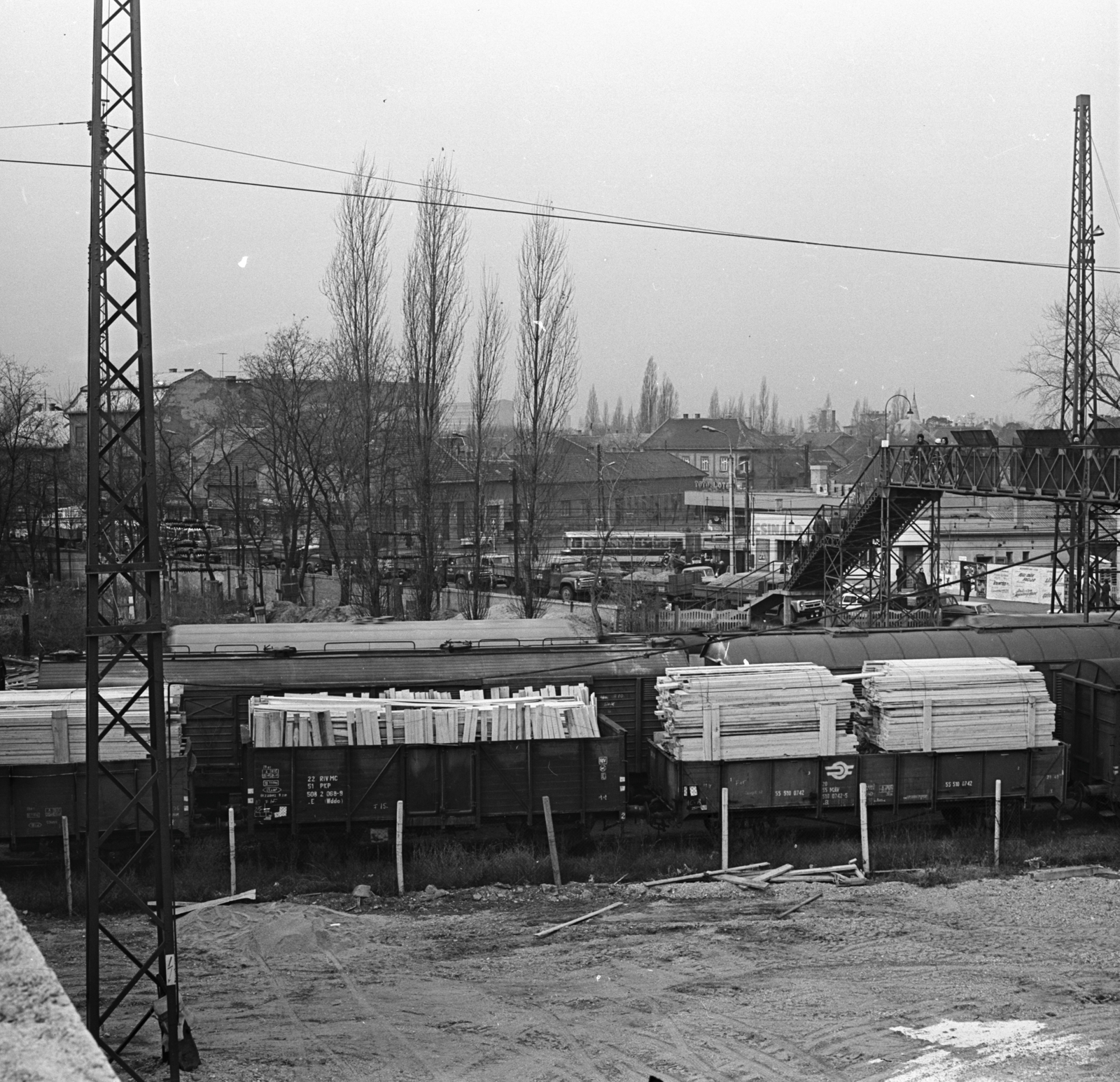 Hungary, Budapest IV., a felvétel az épülő Árpád úti felüljáróról készült Szemben a teherautók sora az Árpád úton áll, háttérben a Kiss János utca házsora., 1973, FŐMTERV, Budapest, Fortepan #253454