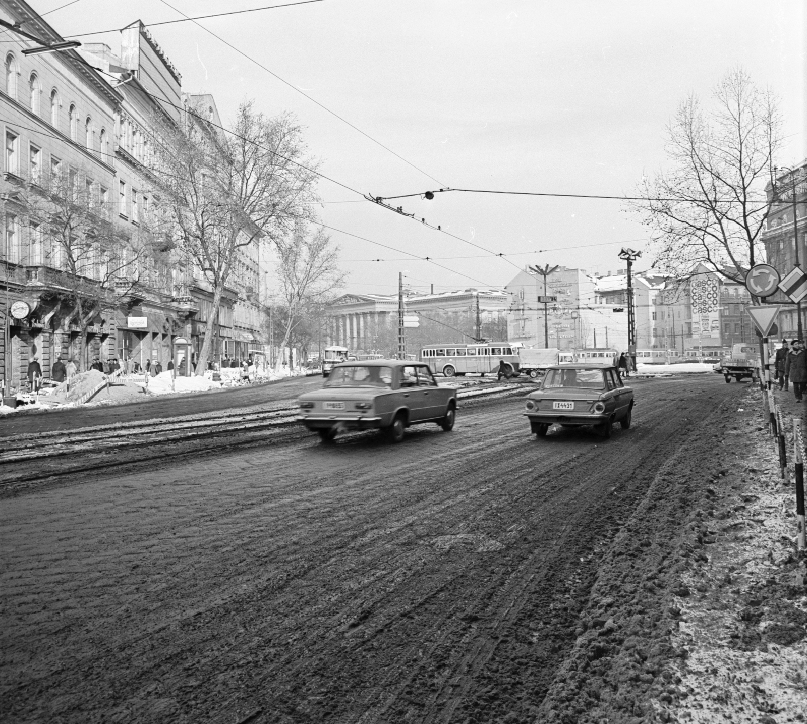 Hungary, Budapest V.,Budapest VIII.,Budapest IX., Kálvin tér., 1973, FŐMTERV, number plate, traffic, Budapest, Zaporozhetz-brand, Fortepan #253458