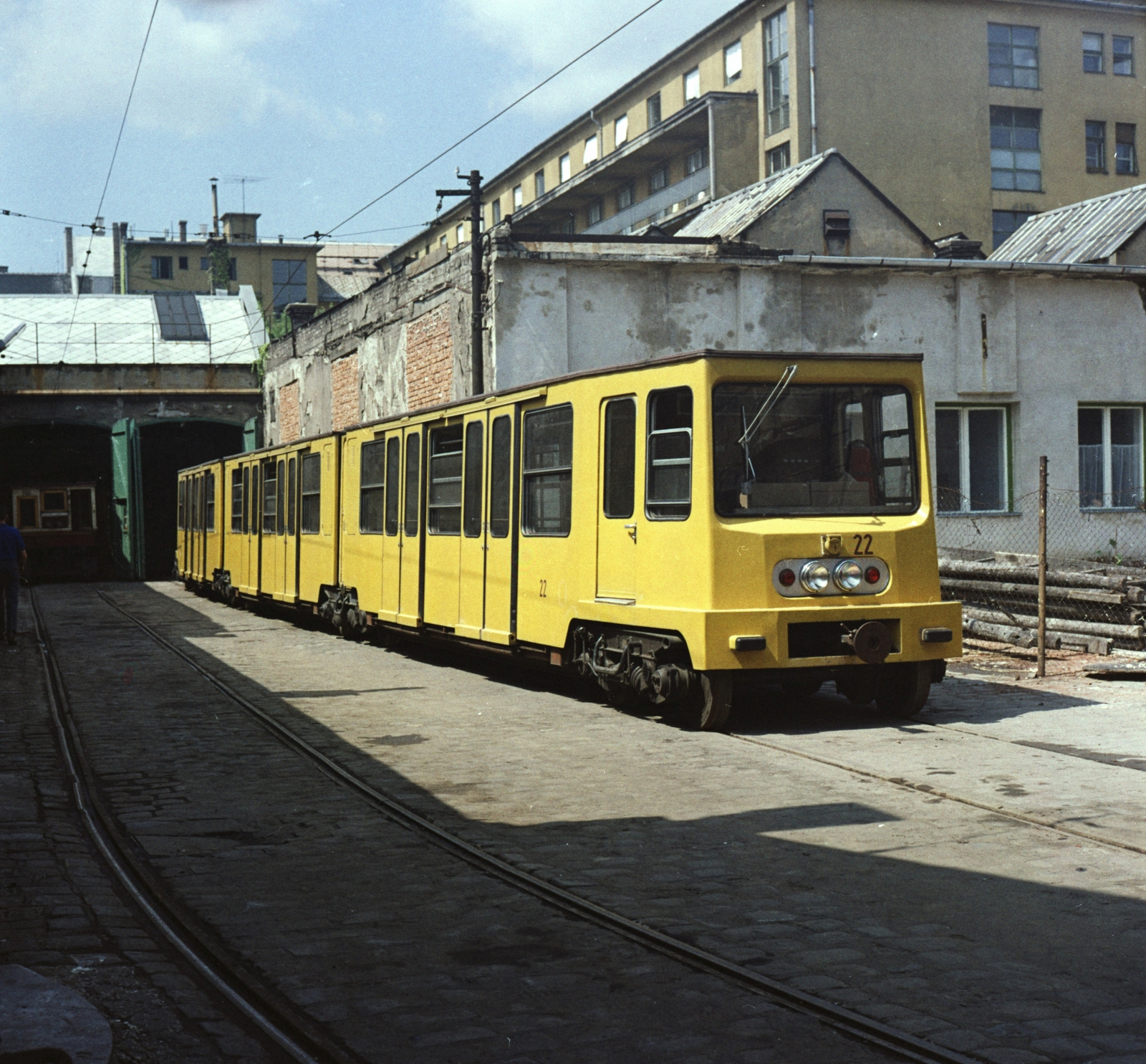 Hungary, Budapest VI., Dózsa György út 112., a Millenniumi Földalatti Vasút remíze, háttérben jobbra a MÁV Kórház és Rendelőintézet (később a Honvédkórház Szakrendelő Intézete és II. számú telephelye)., 1973, FŐMTERV, colorful, underground railway, Budapest, Fortepan #253461