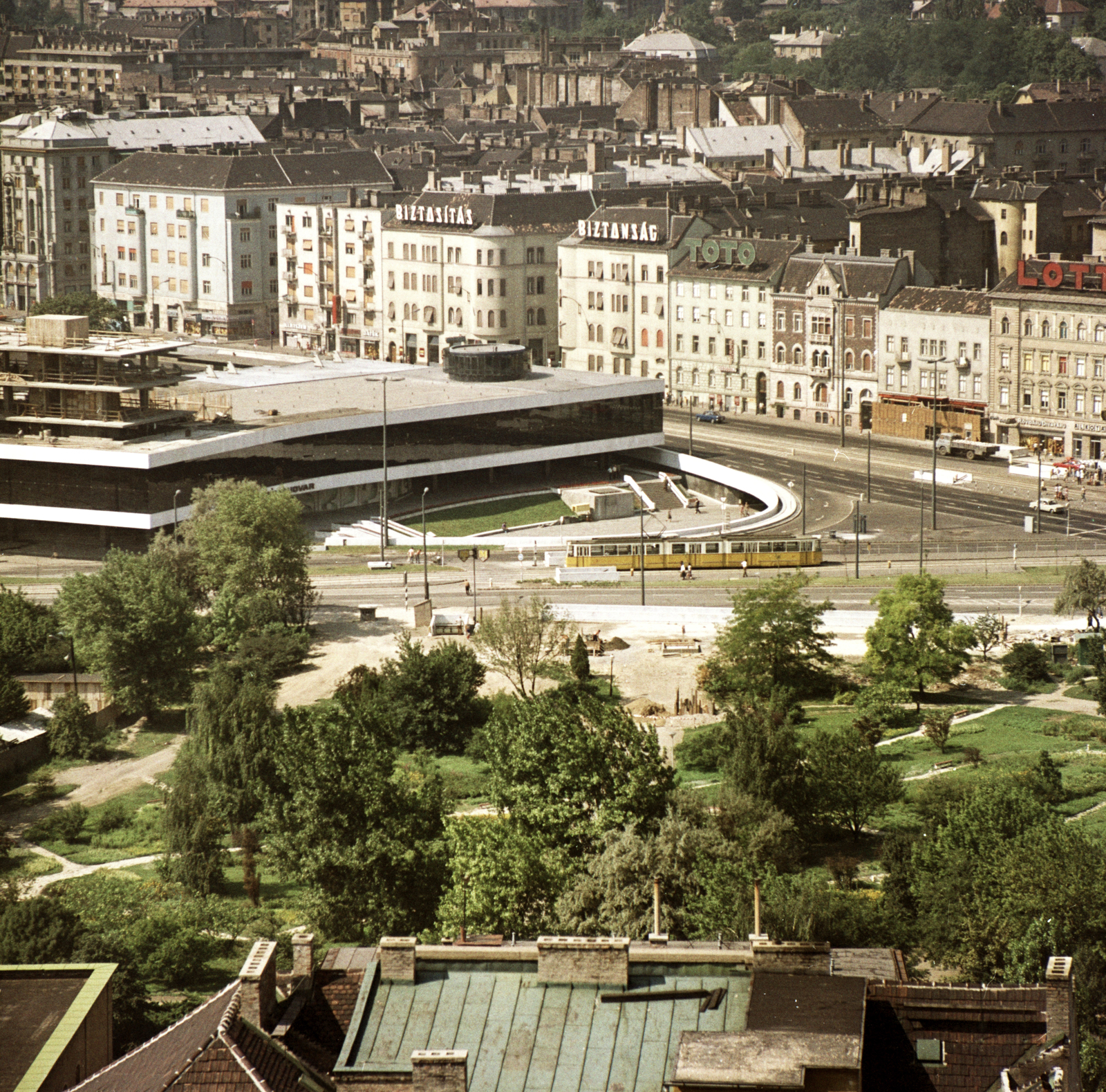 Hungary, Budapest I., kilátás a budai Vár felől a Vármező és a Déli pályaudvar felé., 1973, FŐMTERV, colorful, Budapest, Fortepan #253462