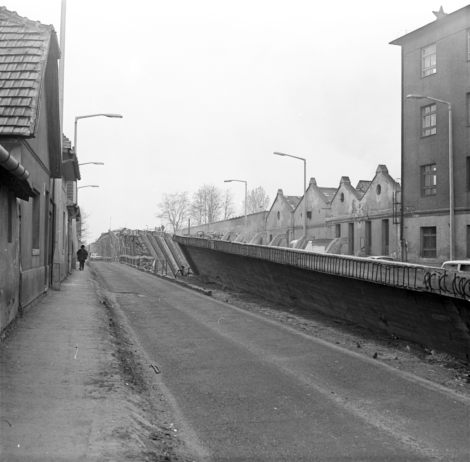Hungary, Budapest XXIII., Grassalkovich út (Marx Károly utca), az Ócsai úti felüljáró építkezése. Jobbra a Hazai Pamutszövő Soroksári Gyára., 1973, FŐMTERV, Budapest, Fortepan #253470