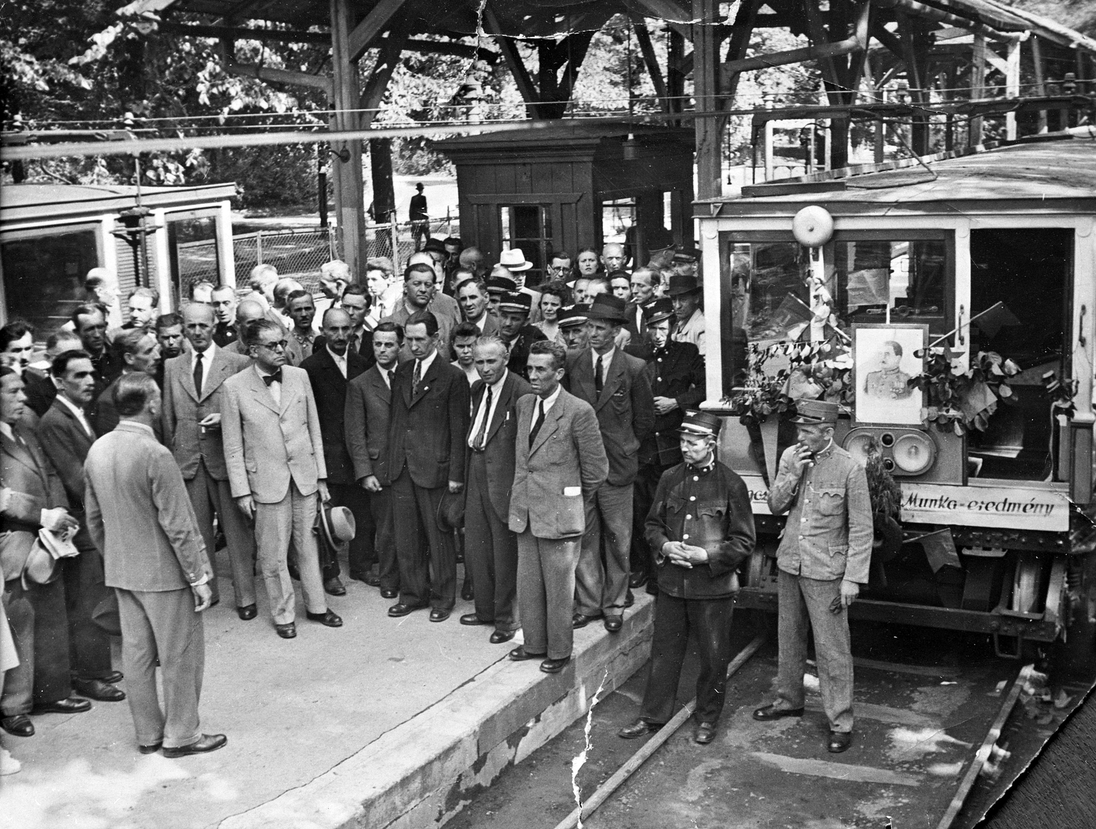 Magyarország, Városliget, Budapest XIV., ünnepség a Millenniumi Földalatti Vasút újraindulásakor, 1945. június 15-én, balra csokornyakkendőben Szemere János a BSZKRT vezérigazgatója., 1945, Fortepan/Album078, politikus, ünnepség, Sztálin ábrázolás, csoportosulás, Budapest, Fortepan #253471