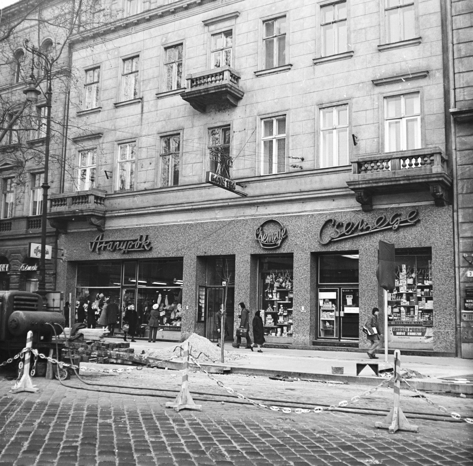 Magyarország, Budapest V., Kálvin tér 4., Aranypók és Csemege üzlet., 1974, FŐMTERV, Domonkos Endre, Budapest, Fortepan #253488