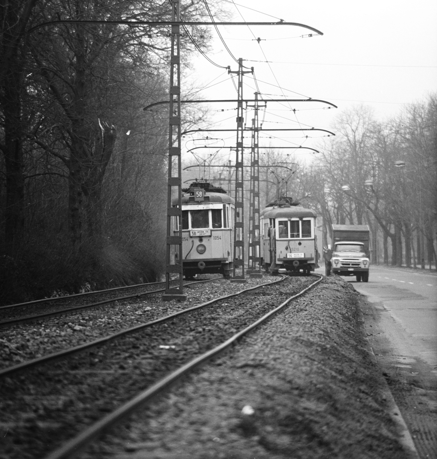 Hungary, Budapest II., Szilágyi Erzsébet fasor, a villamosoknál balra a Gyergyó utca torkolata., 1974, FŐMTERV, Budapest, Fortepan #253492