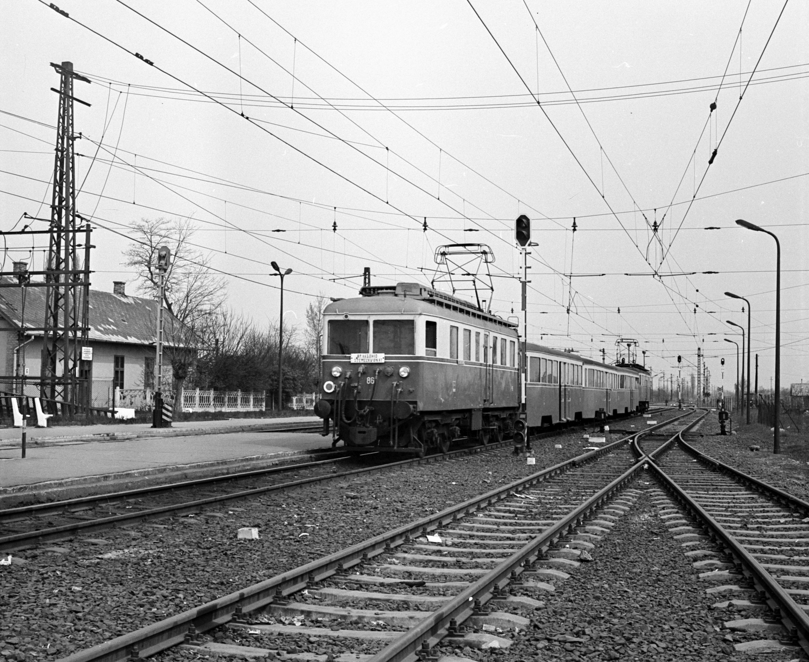 Hungary, Tököl, HÉV állomás, a Kossuth Lajos utcai sorompó felé nézve., 1974, FŐMTERV, Fortepan #253498