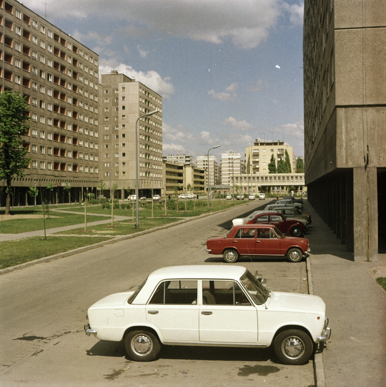 Hungary, Budapest III., Solymár utca, a Kiscelli utcától észak felé nézve. Jobbra a Szőlő utcai sávház (Faluház)., 1974, FŐMTERV, colorful, Budapest, automobile, blocks, Fortepan #253503