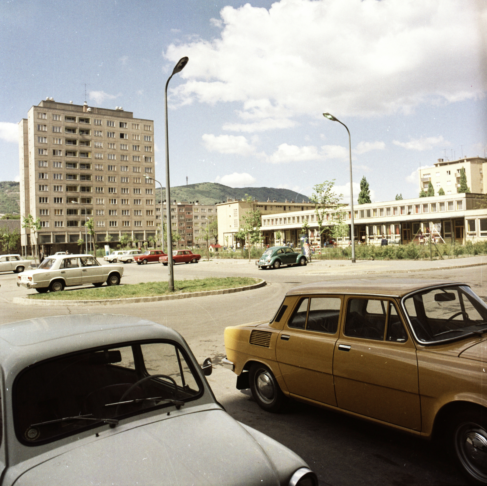 Hungary, Budapest III., Föld utca, szemben a 10 emeletes a Zápor utca 63. A kép a Szőlő utcai sávház (Faluház) árkádja alól készült., 1974, FŐMTERV, colorful, Budapest, car park, Fortepan #253504