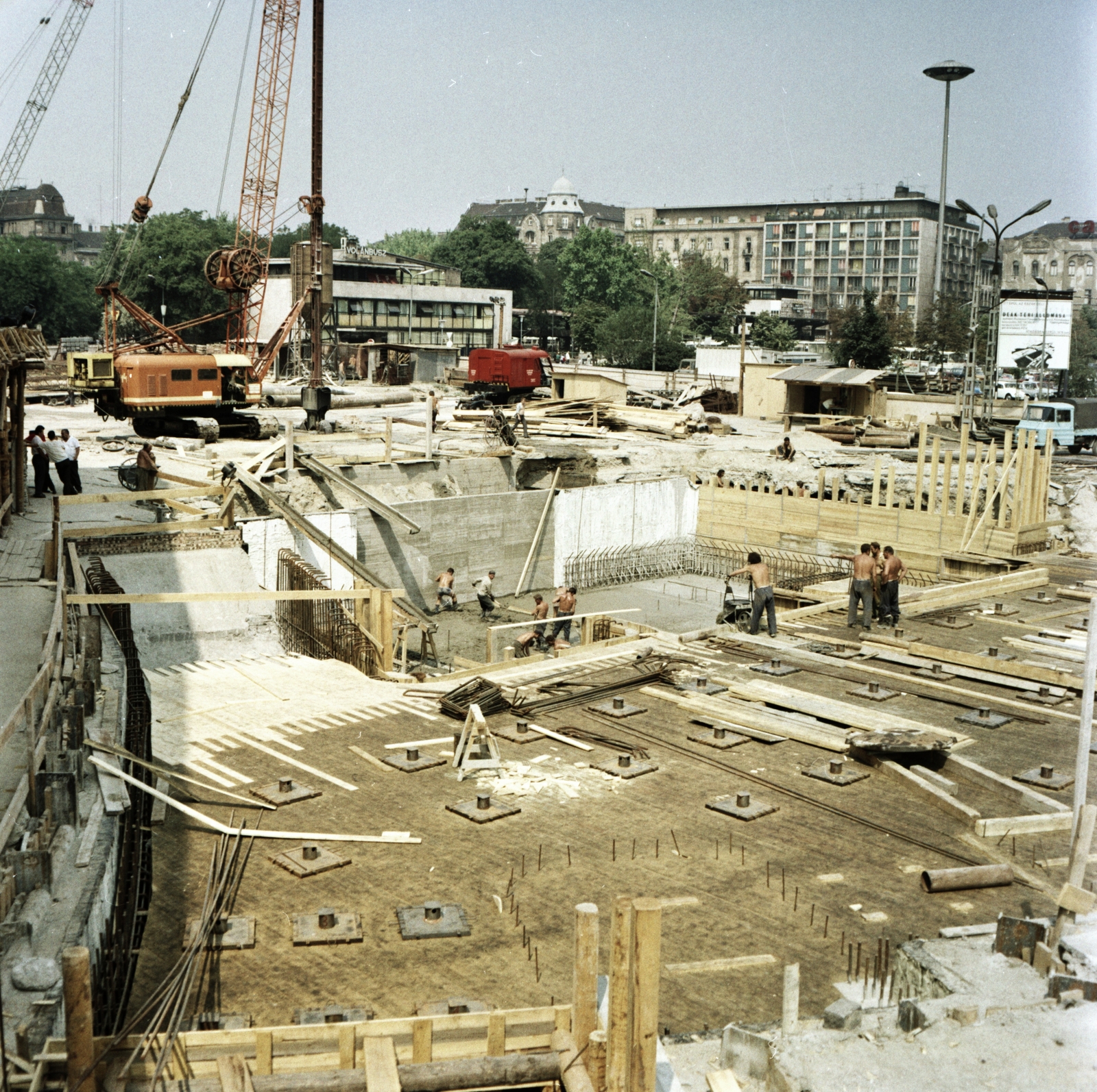 Hungary, Budapest V., Deák Ferenc tér az Erzsébet (Engels) tér felé nézve az aluljáró építése idején., 1974, FŐMTERV, Budapest, Fortepan #253507