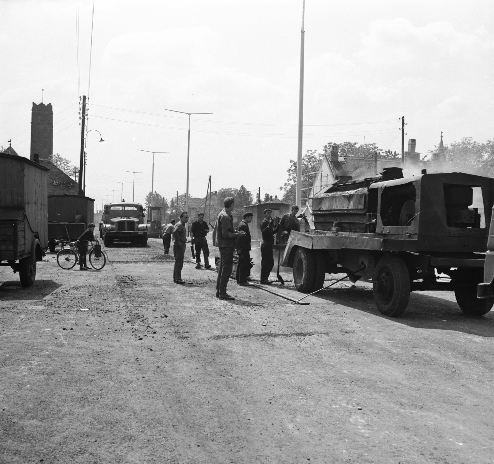 Hungary, Budapest III., a 11-es út átépítése, a Rákóczi utca aszfaltozása a Mátyás király út közelében. Balra a református templom tornya látszik., 1974, FŐMTERV, Budapest, Fortepan #253510