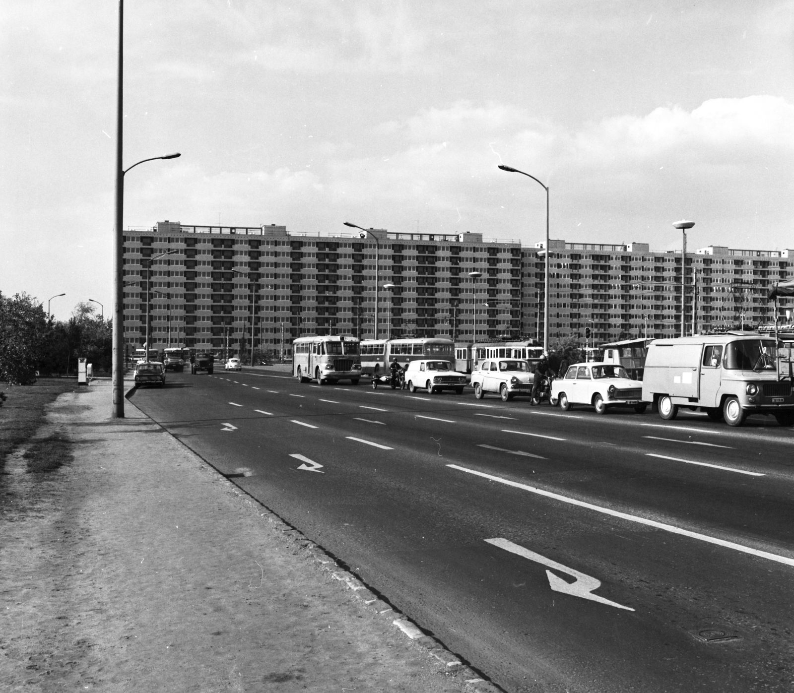 Magyarország, Budapest XIV., Örs vezér tere, szemben a Nagy Lajos király útja - Füredi utca között álló sávház látható., 1980, FŐMTERV, Domonkos Endre, Budapest, forgalom, Fortepan #253511