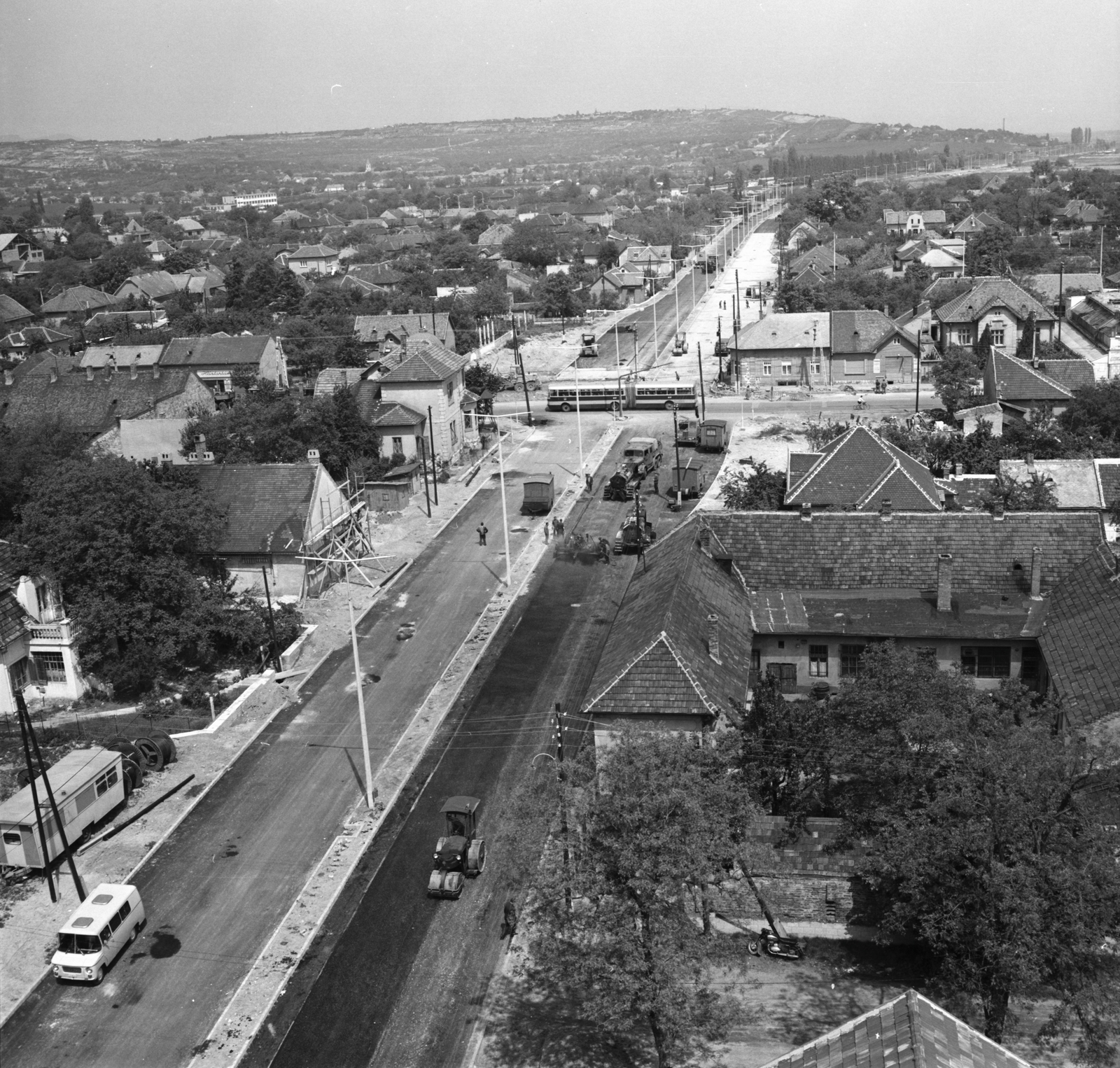 Hungary, Budapest III., a 11-es út átépítése, aszfaltozók a Rákóczi utcánál, a Mátyás király úti kereszteződésen túl a Batthyány utca., 1974, FŐMTERV, Budapest, Fortepan #253512