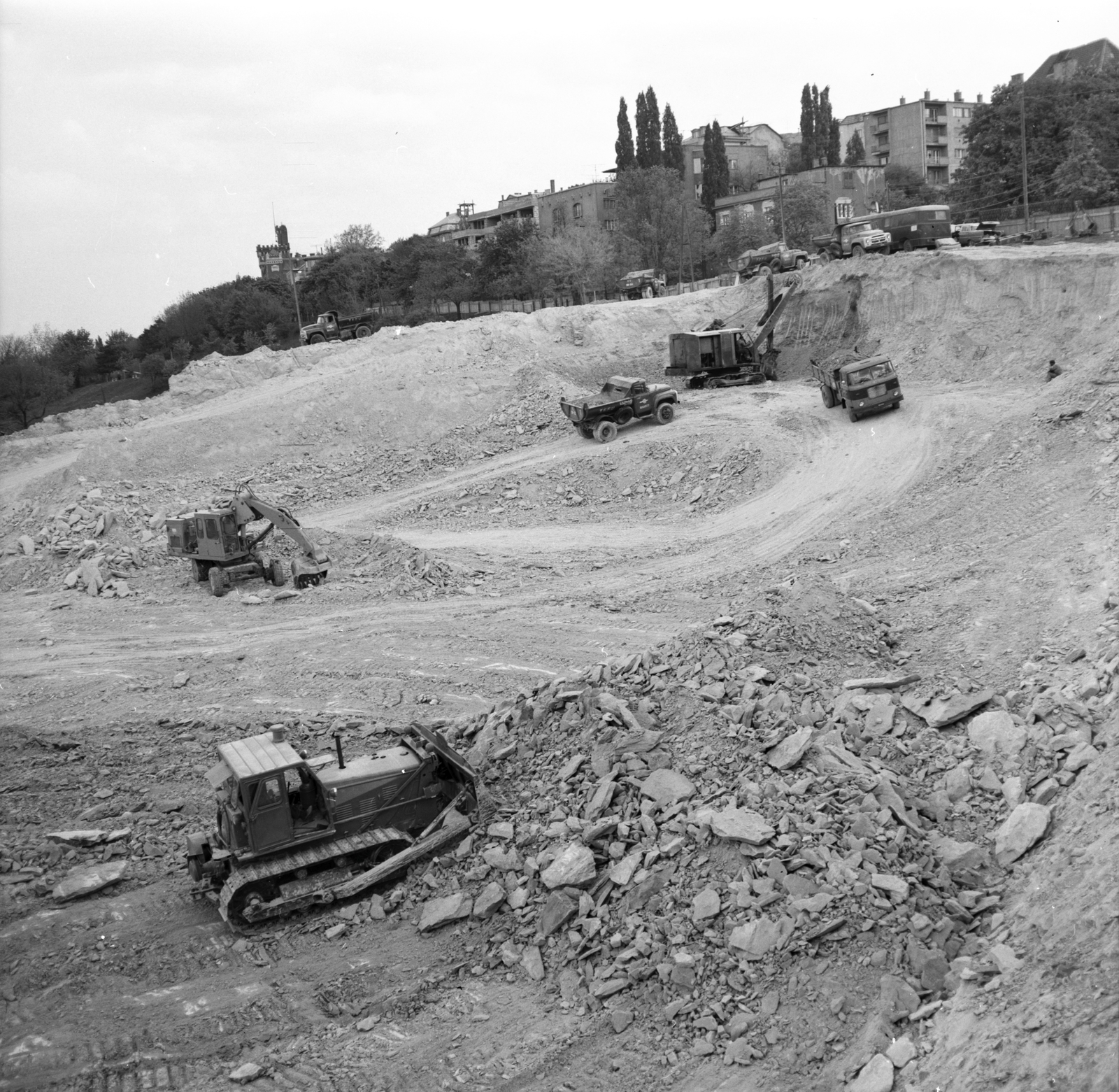 Hungary, Budapest I., Hegyalja út - Sánc utca - Orom utca határolta terület, a Gellérthegyi Gruber József víztároló építkezése. A felvétel bal szélén a Schoch / Hegedűs - villa., 1974, FŐMTERV, Budapest, Fortepan #253514