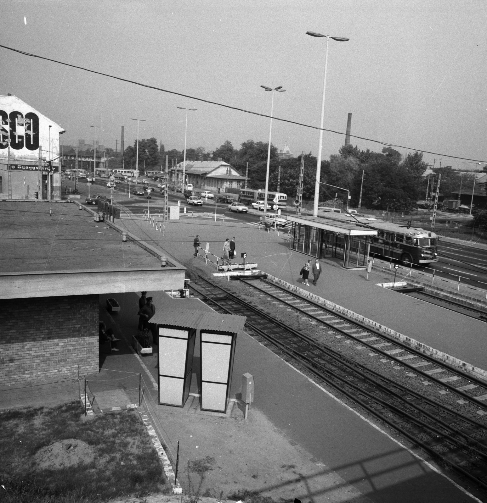 Hungary, Budapest IX., Soroksári út, a Ráckevei HÉV végállomása a Kvassay úti kereszteződésnél, jobbra a villamosvasút és a HÉV forgalmi-műszaki telepei, a Vágóhíd kocsiszín., 1974, FŐMTERV, Budapest, bus, Hungarian brand, Ikarus-brand, phone booth, dustbin, BKV-organisation, automobile, trash can, railroad switch, Fortepan #253515