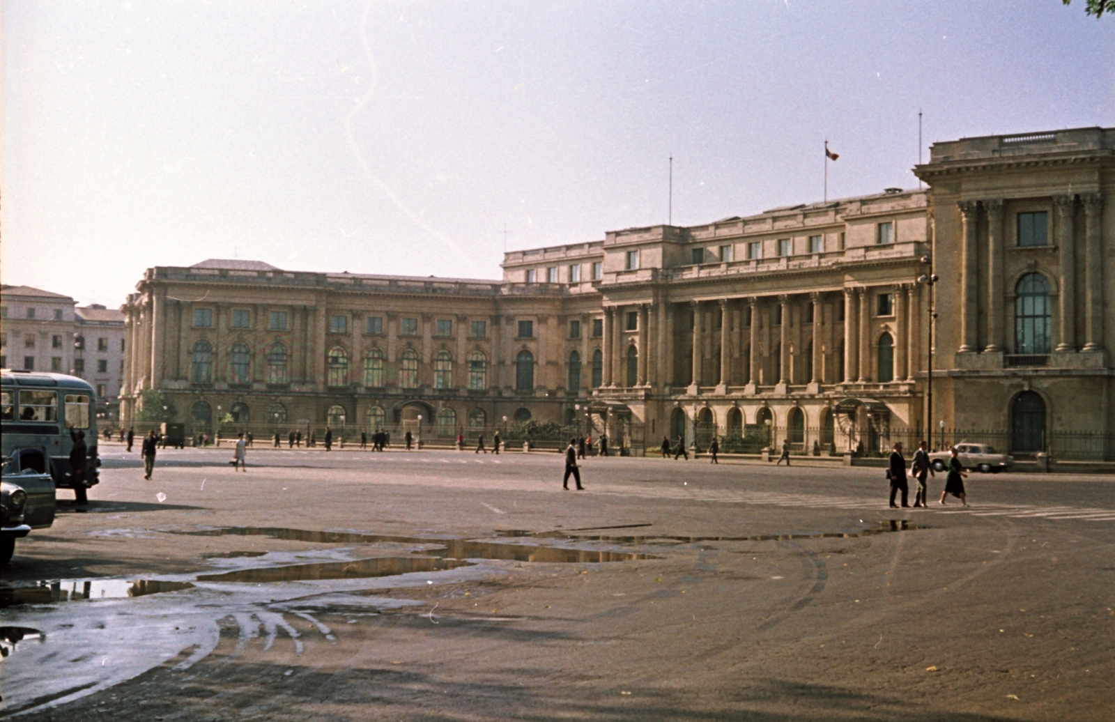 Romania, Bucharest, Calea Victoriei, Román Nemzeti Művészeti Múzeum (Muzeul National de Arta al Romaniei), az egykori királyi palota., 1966, Szánthó Zoltán, colorful, street view, Fortepan #25352