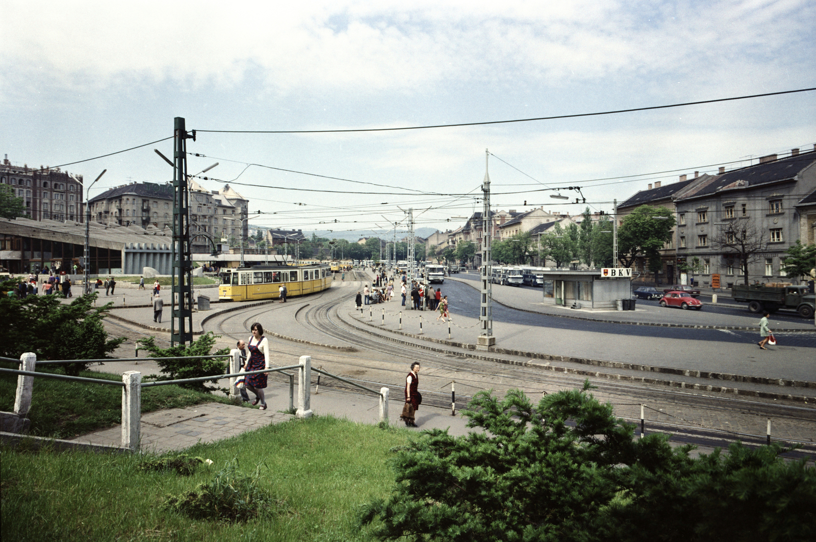 Magyarország, Budapest II.,Budapest XII., Széll Kálmán (Moszkva) tér a Szilágyi Erzsébet fasor felé nézve., 1975, FŐMTERV, Domonkos Endre, színes, villamos, Budapest, Fortepan #253522