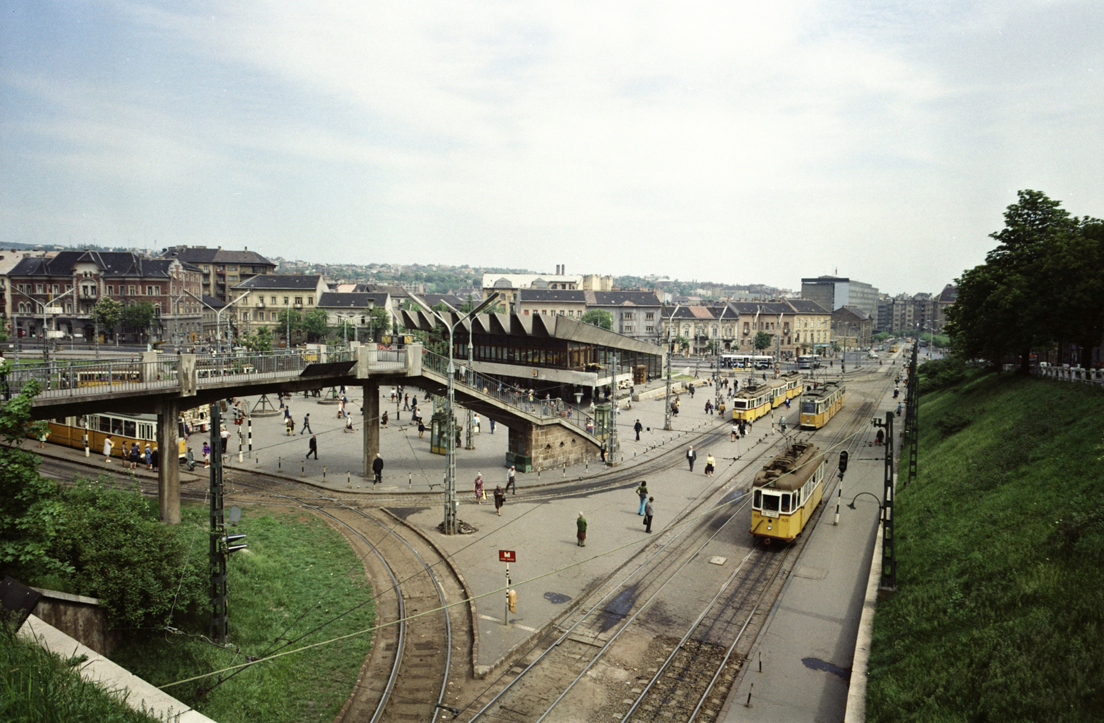 Magyarország, Budapest II.,Budapest I., Széll Kálmán (Moszkva) tér, jobbra a Széna tér., 1975, FŐMTERV, Domonkos Endre, színes, villamos, Budapest, Fortepan #253527