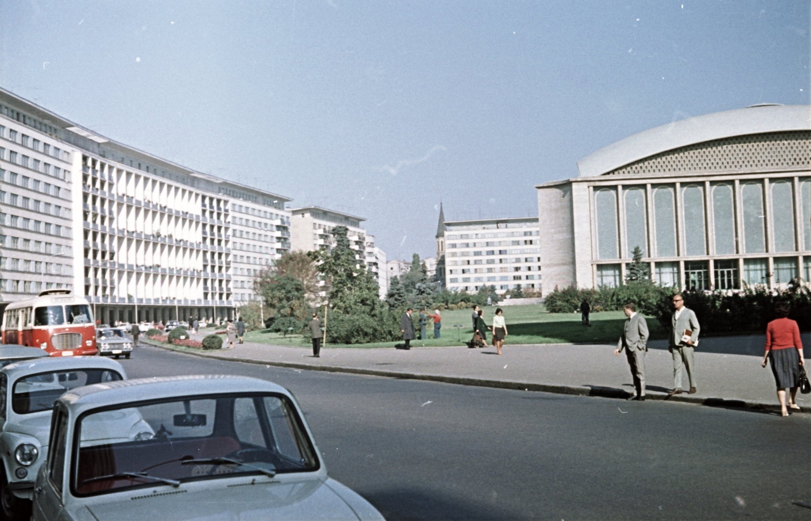 Romania, Bucharest, Strada Ion Câmpineanu (13 Decembrie), jobbra a Kongresszusi Csarnok (Sala Palatului)., 1966, Szánthó Zoltán, colorful, bus, Czechoslovak brand, street view, genre painting, Skoda-brand, public building, automobile, Fortepan #25354