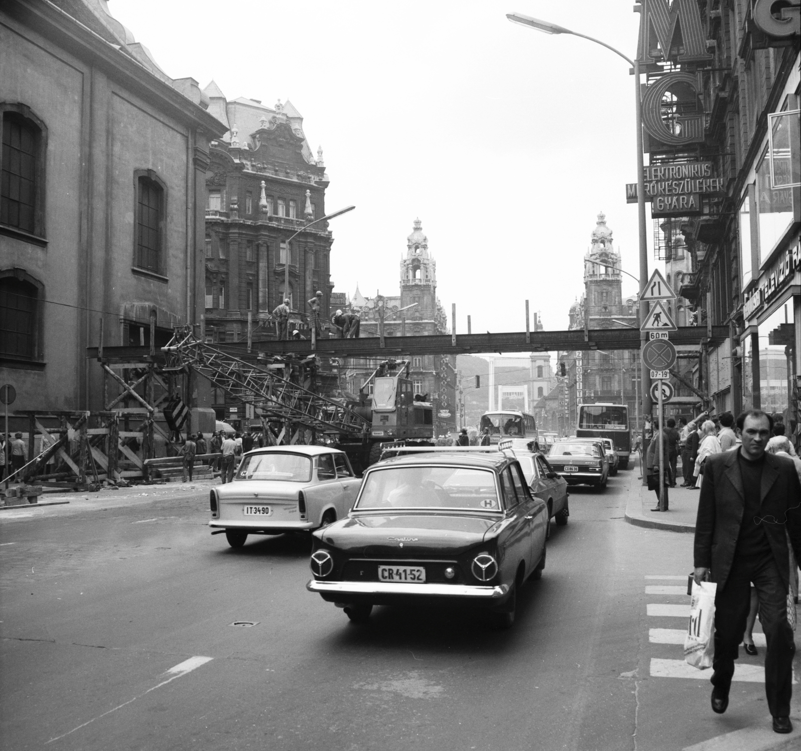 Magyarország, Budapest V., Kossuth Lajos utca, ideiglenes gyalogos felüljáró építése. Szemben a Ferenciek tere (Felszabadulás tér), jobbra a Városház utca., 1975, FŐMTERV, Domonkos Endre, rendszám, Budapest, Ford Cortina, Trabant 601, Fortepan #253542